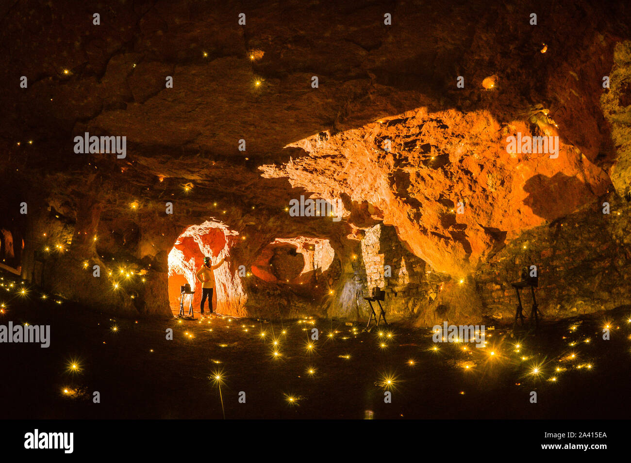 I controlli finali vengono eseguiti all'interno del Bristol Redcliffe Grotte, un uomo-fatta rete di caverne e catacombe che scorrono al di sotto della città, dove ci sono guerrieri della luce e del suono arte di installazione viene preparato per Bristol è bi-annuale di Contemporary Arts Festival nel fra tempo. Foto Stock