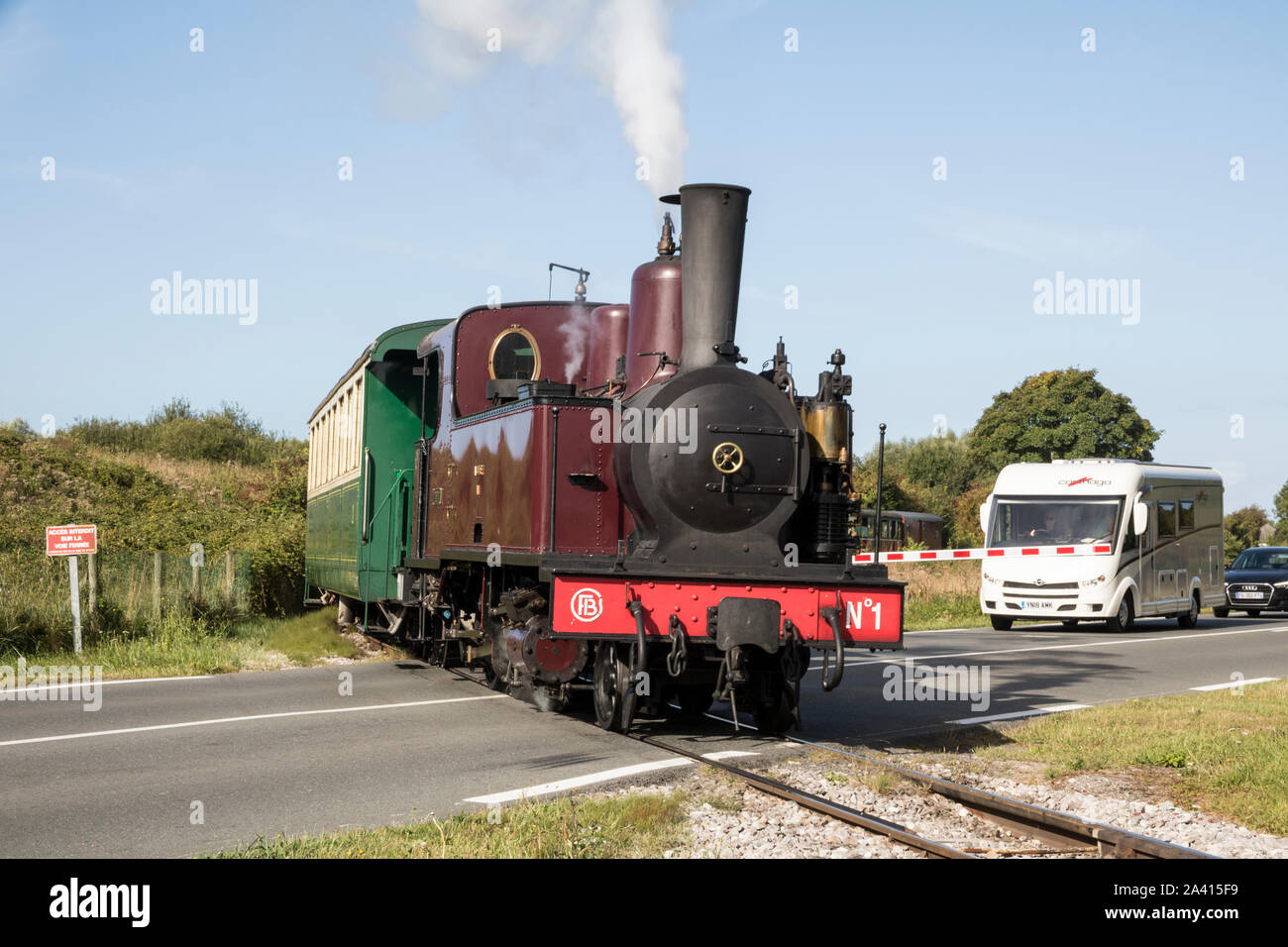 Le Crotoy, Chemin de Fer de la Baie de Somme, (CFBS), in treno attraversando la strada principale Foto Stock