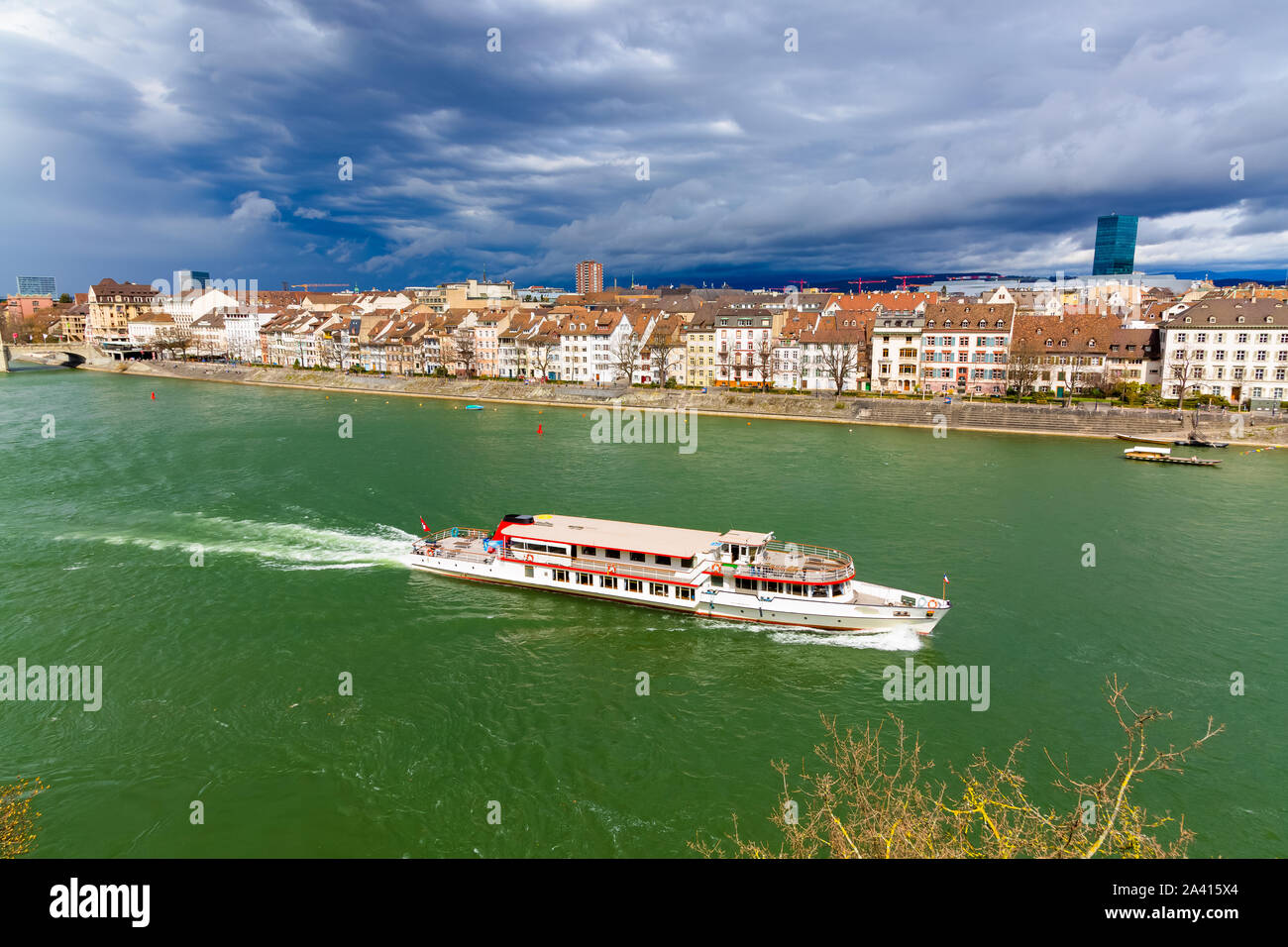 Il traghetto segue il fiume Reno nella città di Basilea, Svizzera Foto Stock