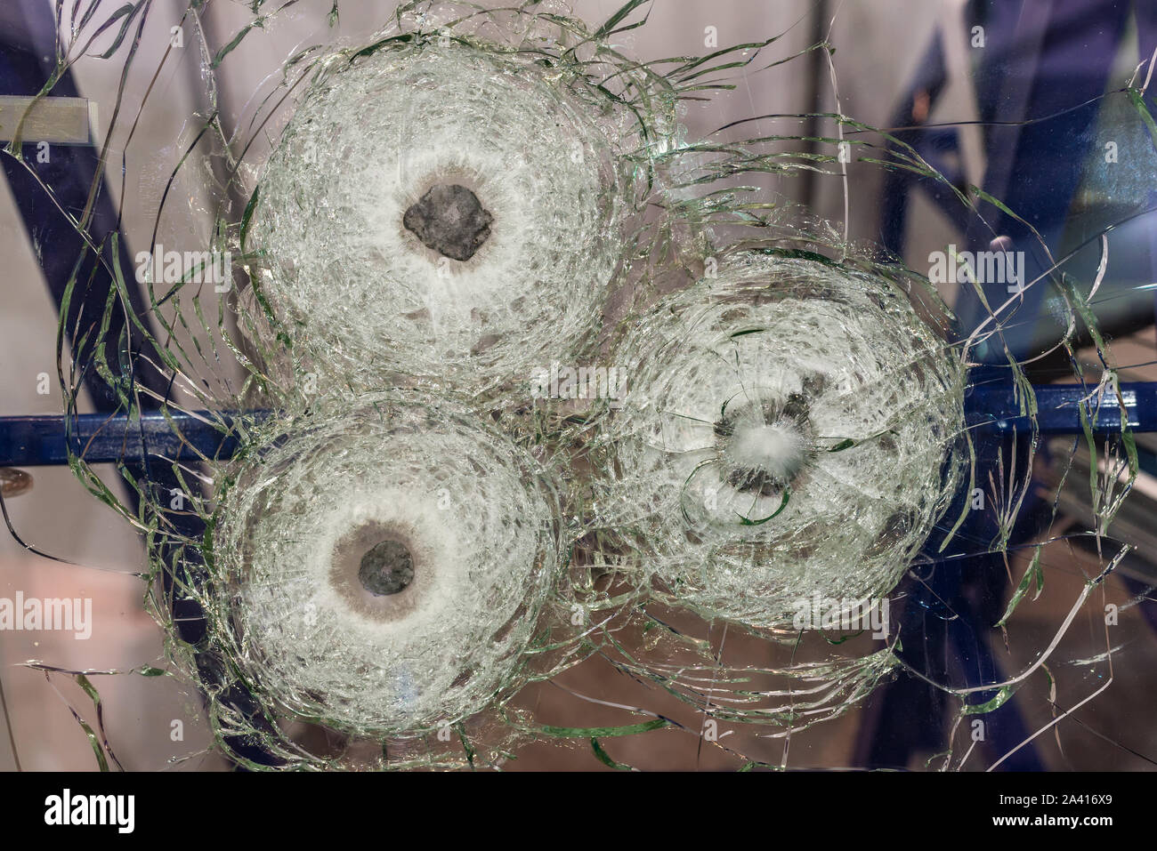 Vetro antiproiettile campioni test. Il vetro ha superato la prova dopo scatti a lui con un'arma da fuoco. I proiettili non rompere attraverso il armor piercing di vetro Foto Stock