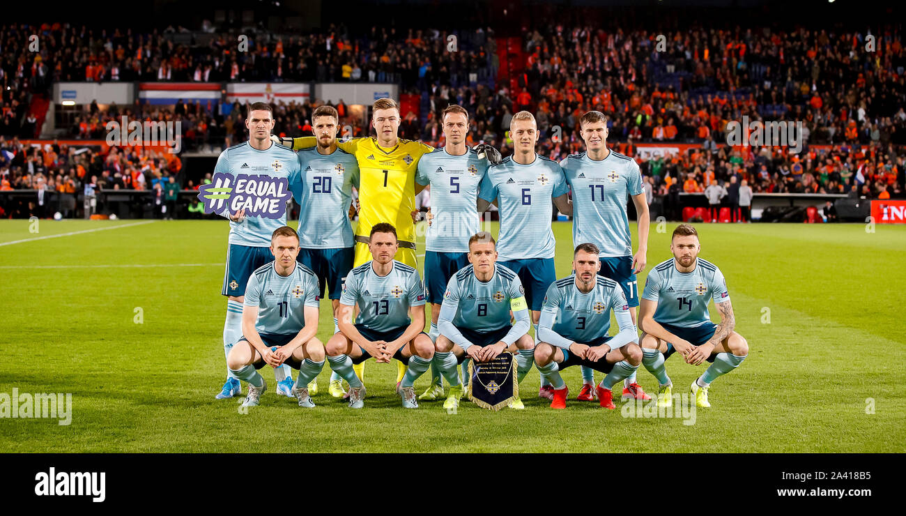 ROTTERDAM, Paesi Bassi - Irlanda del Nord, la partita di qualificazione al Campionato Europeo, stagione 2019-2020, 10-10-2019, stadio De Kuip, teamphoto Irlanda del Nord, fino L-R Irlanda del Nord player Kyle Lafferty, Irlanda del Nord player Craig Cathcart, Irlanda del Nord il portiere Bailey Peacock-Farrell, Irlanda del Nord il giocatore Jonny Evans, Irlanda del Nord player George Saville, Irlanda del Nord il giocatore Shane Ferguson, giù L-R Irlanda del Nord player Shane Ferguson, in Irlanda del Nord il giocatore Corry Evans, Irlanda del Nord player Steven Davis, in Irlanda del Nord il giocatore Michael Smith, Irlanda del Nord gioca Foto Stock