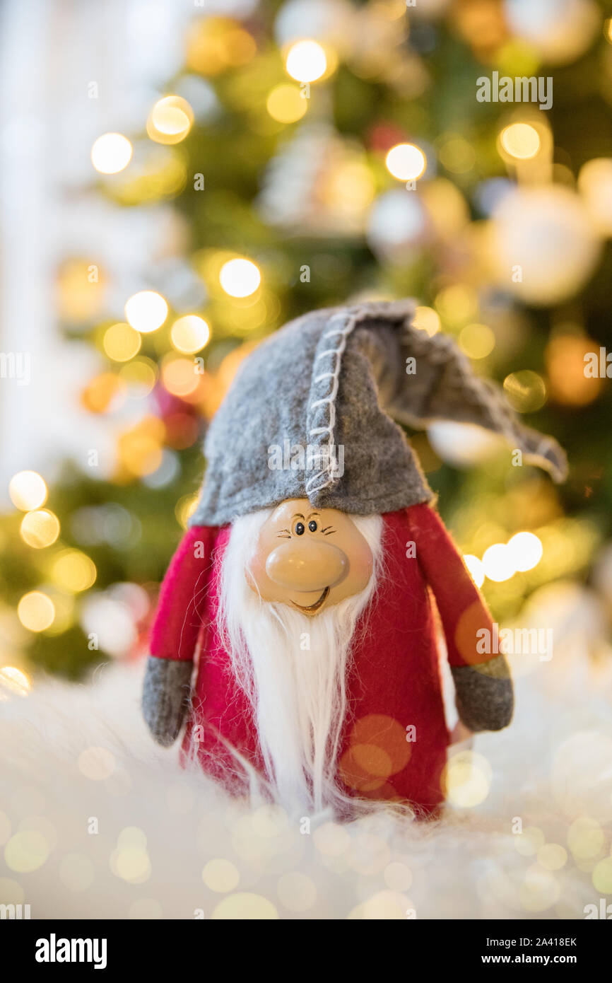 Gli elfi su una decorazione di Natale insieme Foto Stock