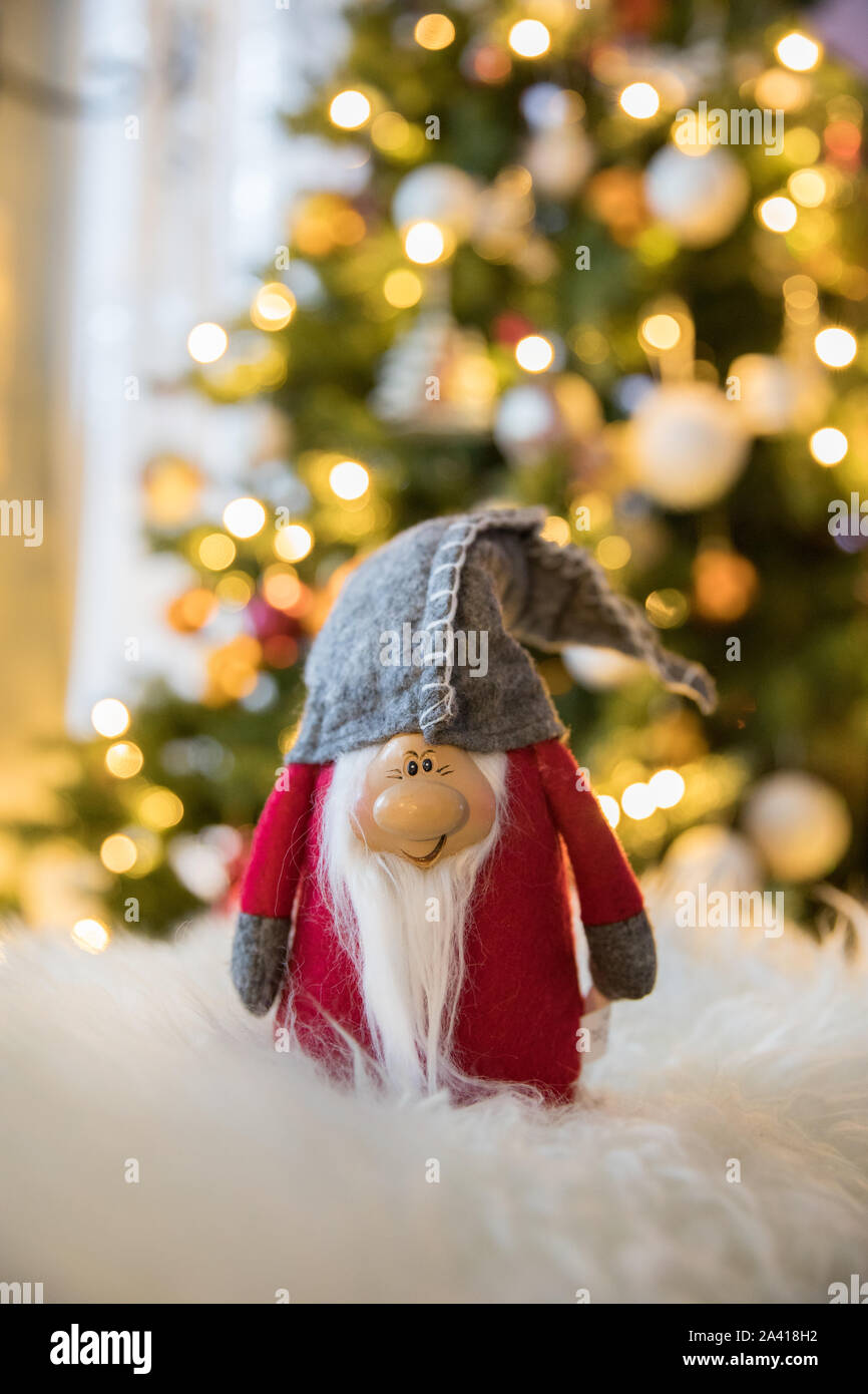 Gli elfi su una decorazione di Natale insieme Foto Stock