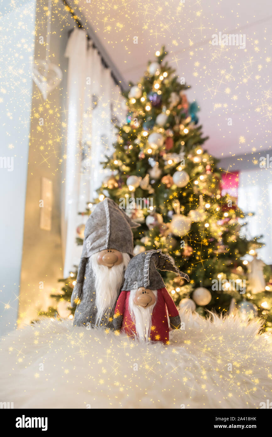 Gli elfi su una decorazione di Natale insieme Foto Stock