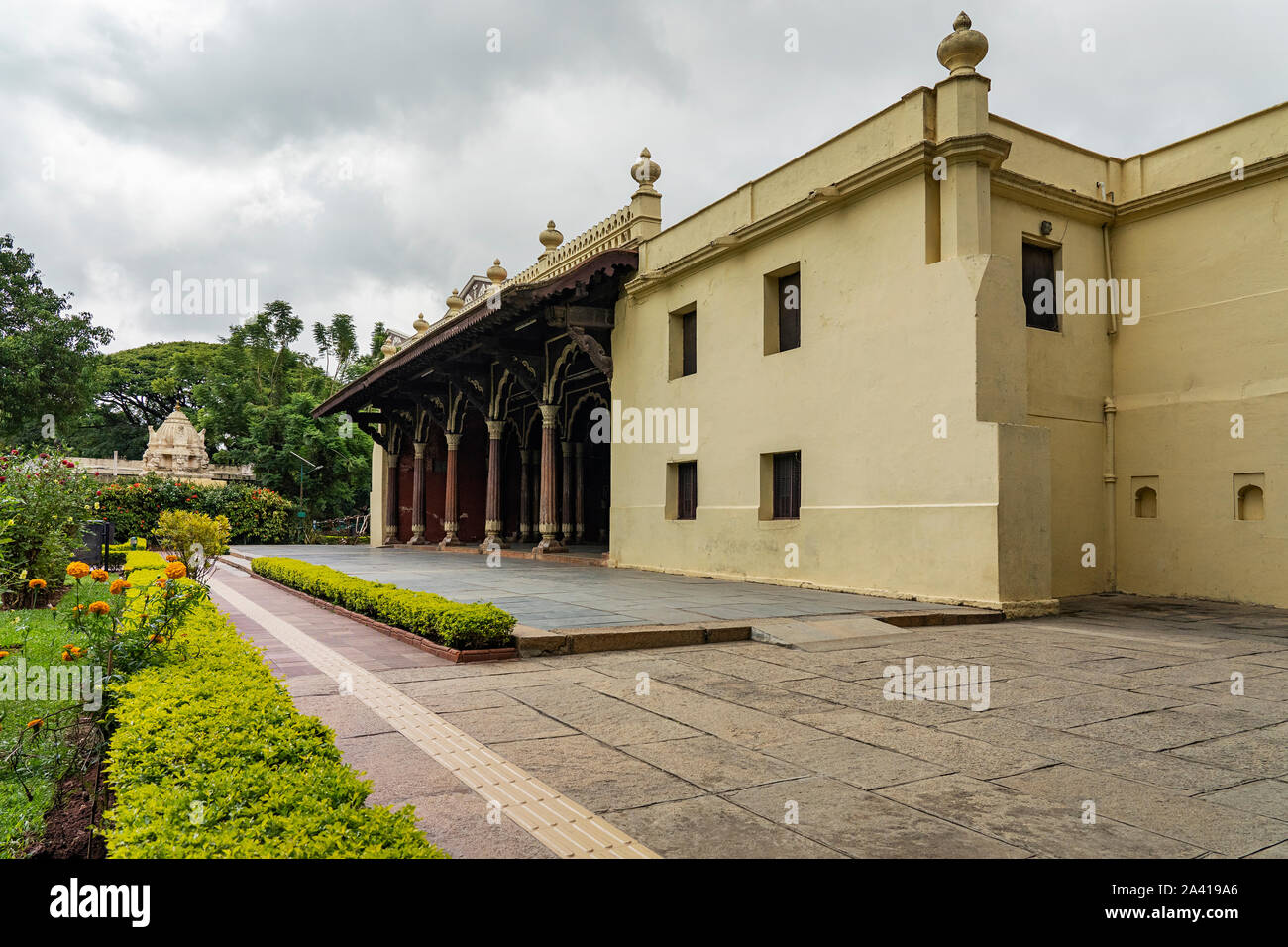 Bengaluru - Vista di Tipu Sultan's Summer Palace da parte , Karnataka, India, 06.09.2019 Foto Stock