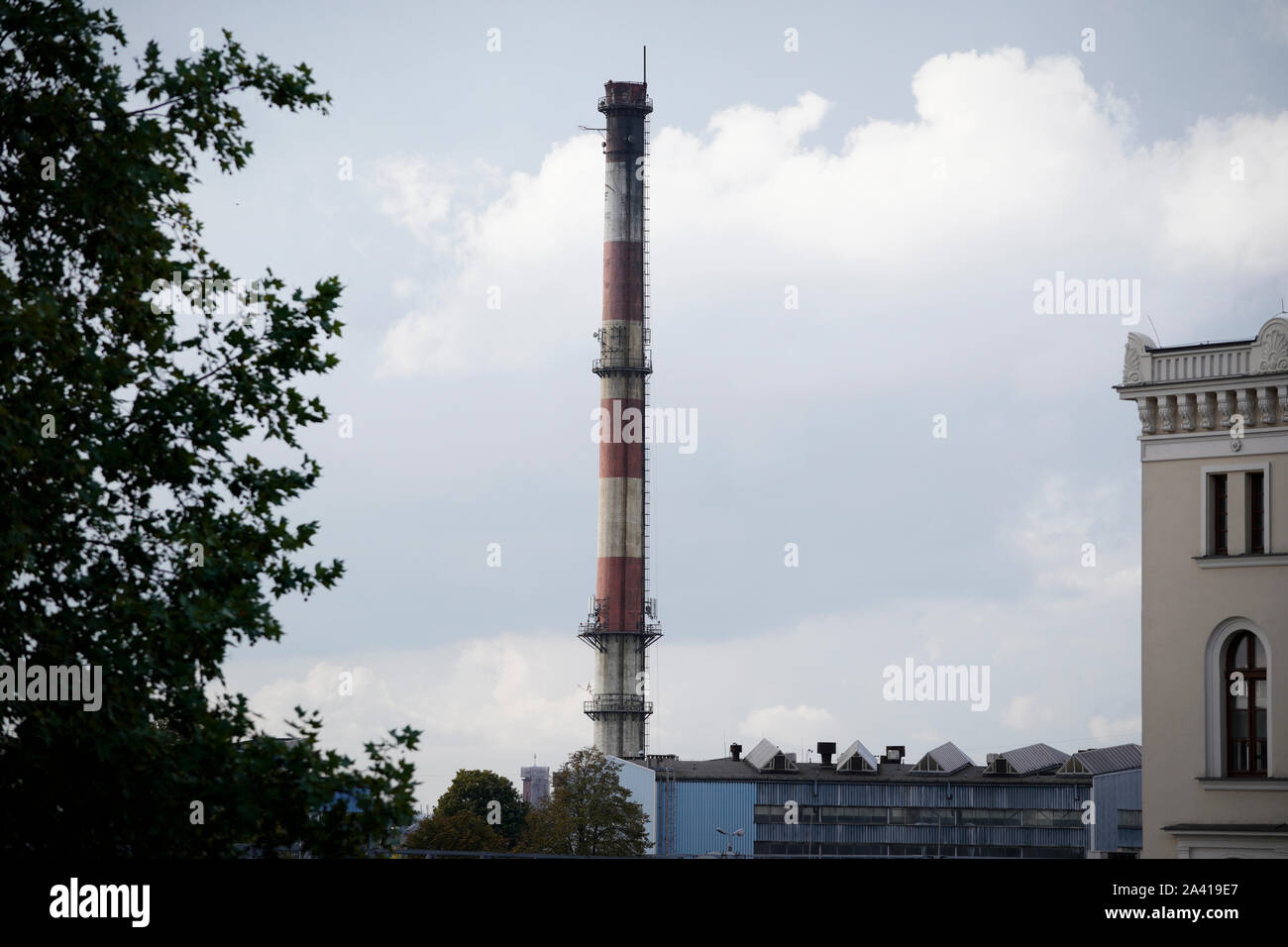 Un camino appartenenti alla locale centrale termica è visto a Bydgoszcz (Polonia) il 9 ottobre 2019. La CE Bydgoszcz mi è gestito dallo stato di proprietà PGE Foto Stock