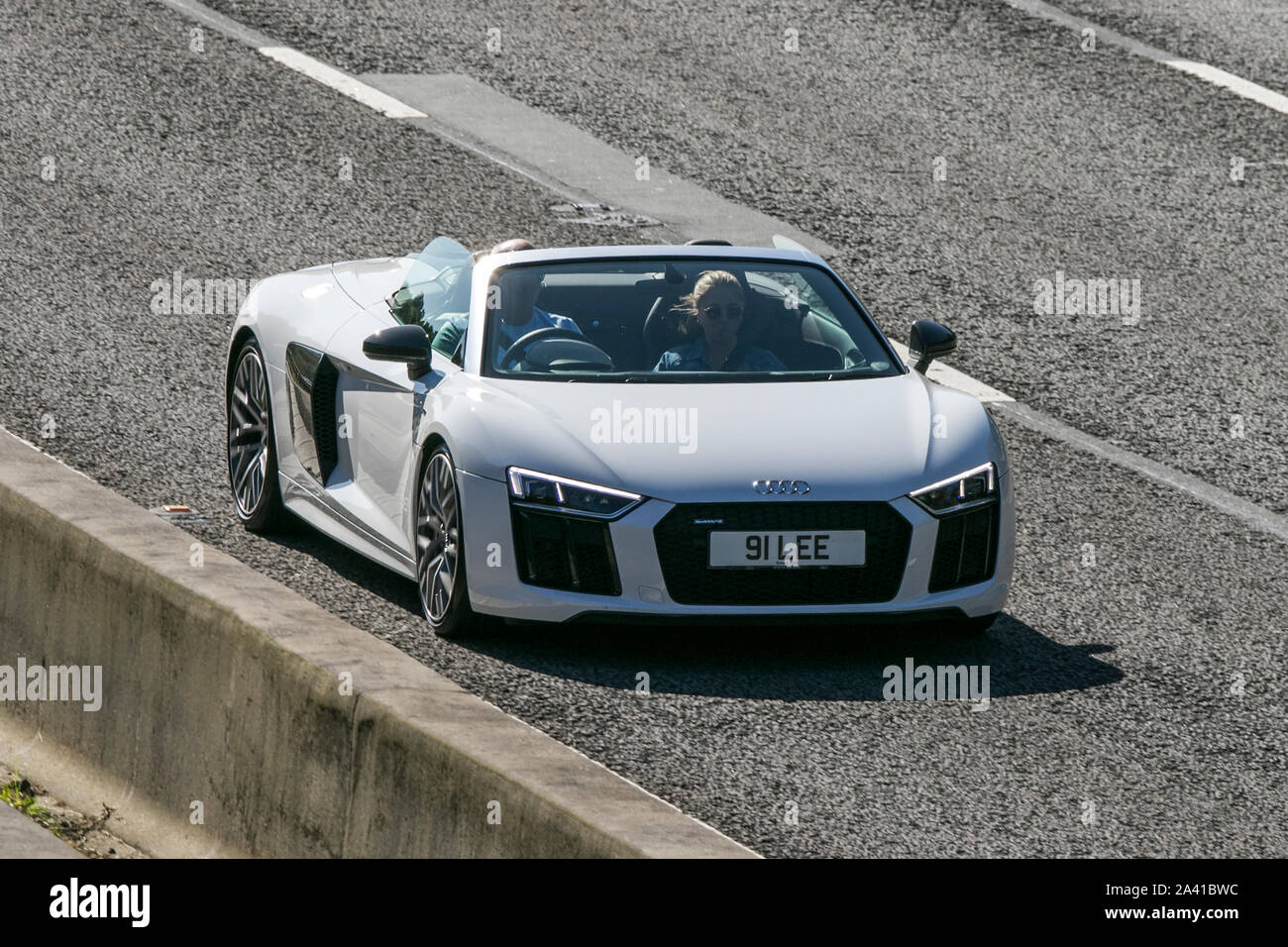 2017 Audi R8 Spyder Quattro V10 S-A; Viaggiare sulla autostrada M6 vicino a Preston nel Lancashire, Regno Unito Foto Stock