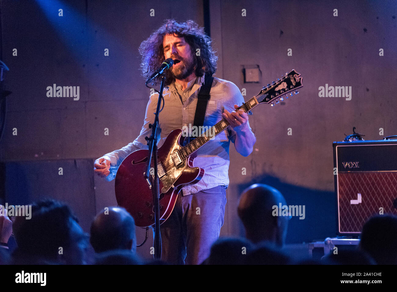 Brudenell Social Club, Leeds, Regno Unito. Il 3 ottobre 2019. Noi indie band Sebadoh in concerto. Lou Barlow cantante e chitarrista. Foto Stock