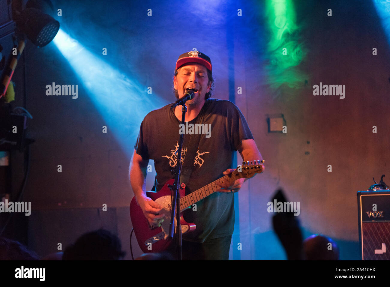 Brudenell Social Club, Leeds, Regno Unito. Il 3 ottobre 2019. Noi indie band Sebadoh in concerto. Jason Loewenstein cantante e chitarrista. Foto Stock
