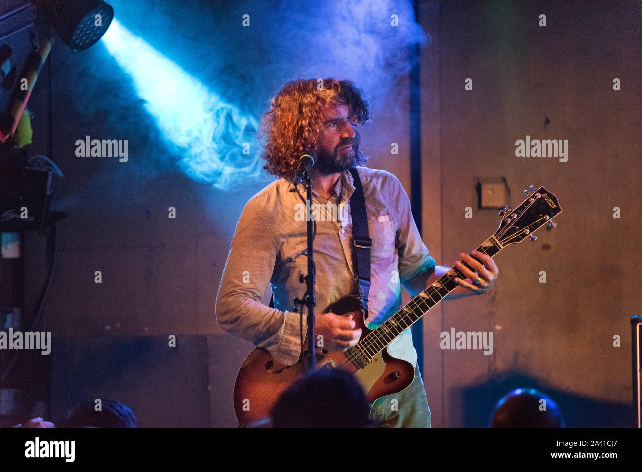 Brudenell Social Club, Leeds, Regno Unito. Il 3 ottobre 2019. Noi indie band Sebadoh in concerto. Lou Barlow cantante e chitarrista. Foto Stock