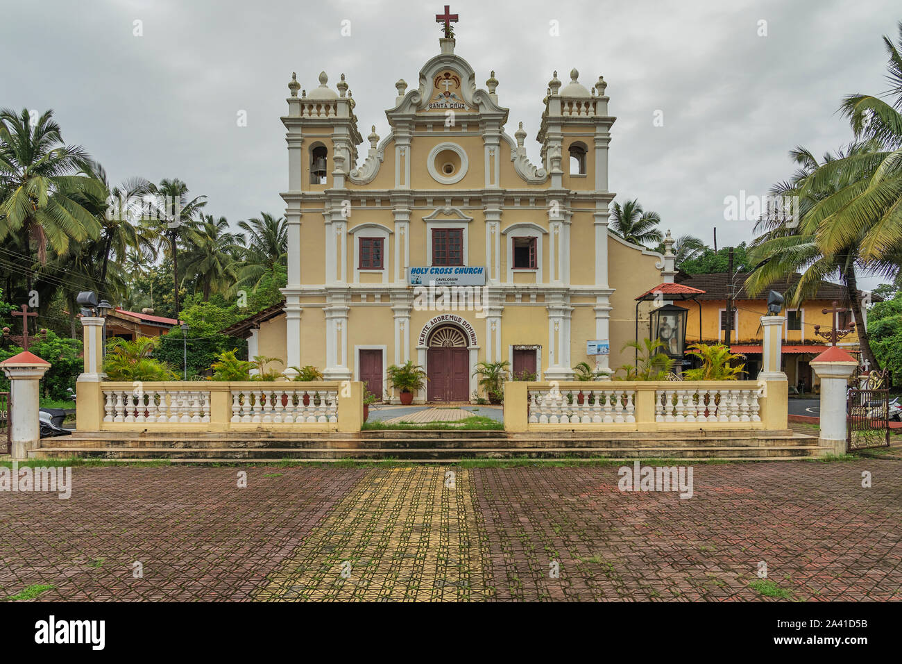 Salcete - Frontview per la Chiesa della Santa Croce, Goa, India, 08.09.2019 Foto Stock