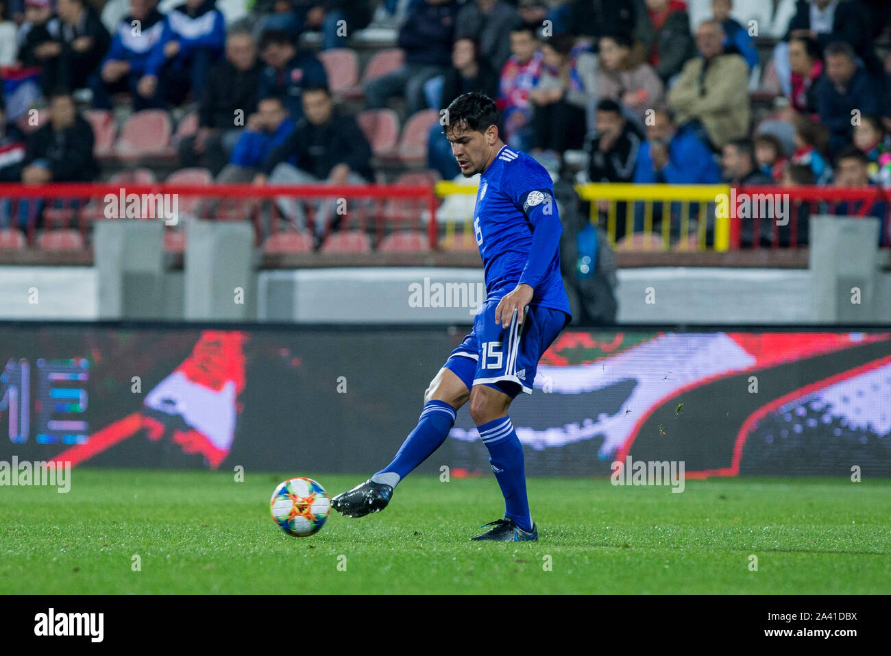 Krusevac, Serbia. 10 ottobre, 2019. Gustavo Gomez del Paraguay passa la palla. Credito: Nikola Krstic/Alamy Live News Foto Stock
