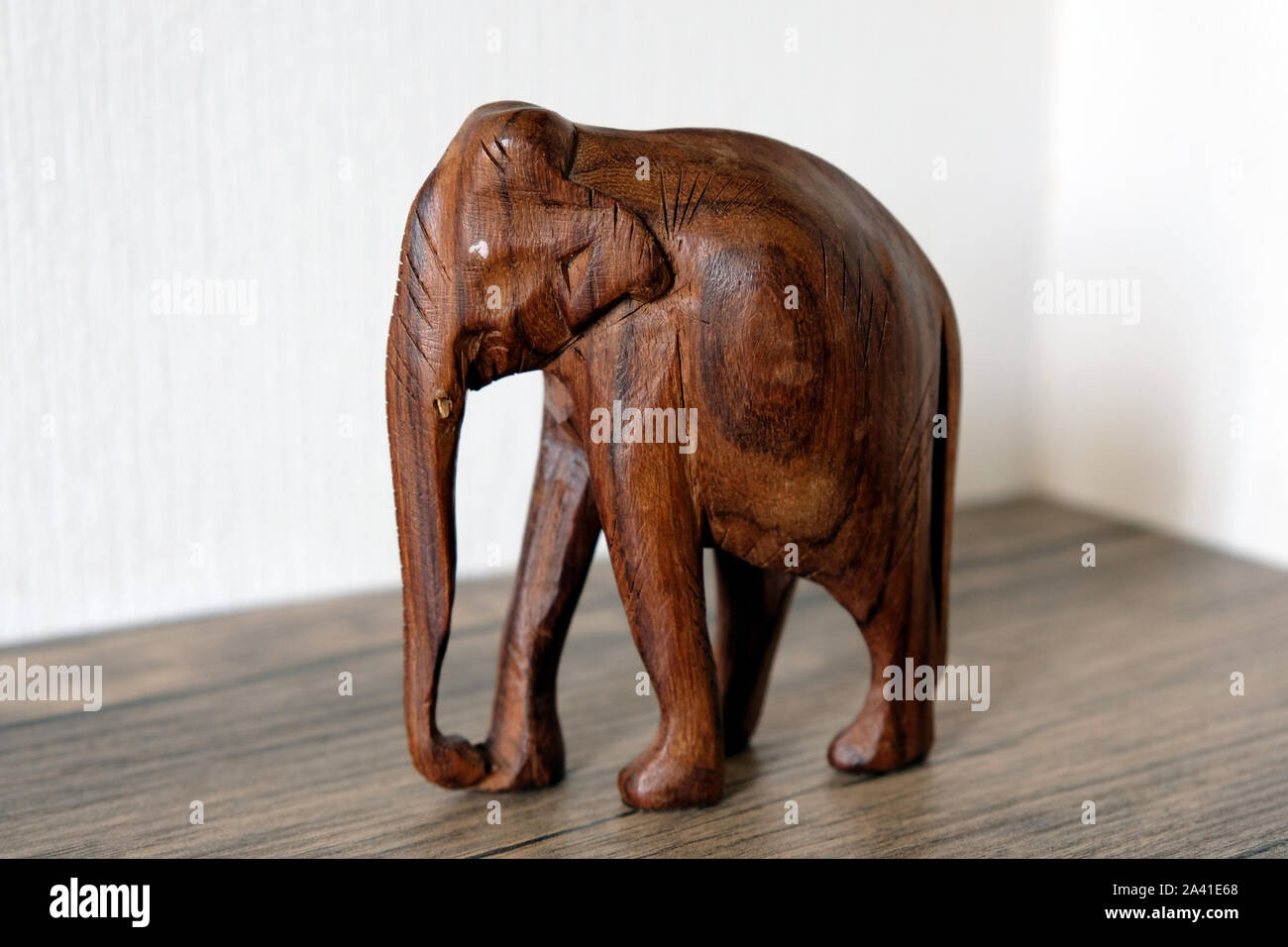 Statuetta di un elefante su un ripiano, elefante in legno colore marrone scuro di close-up. Foto Stock