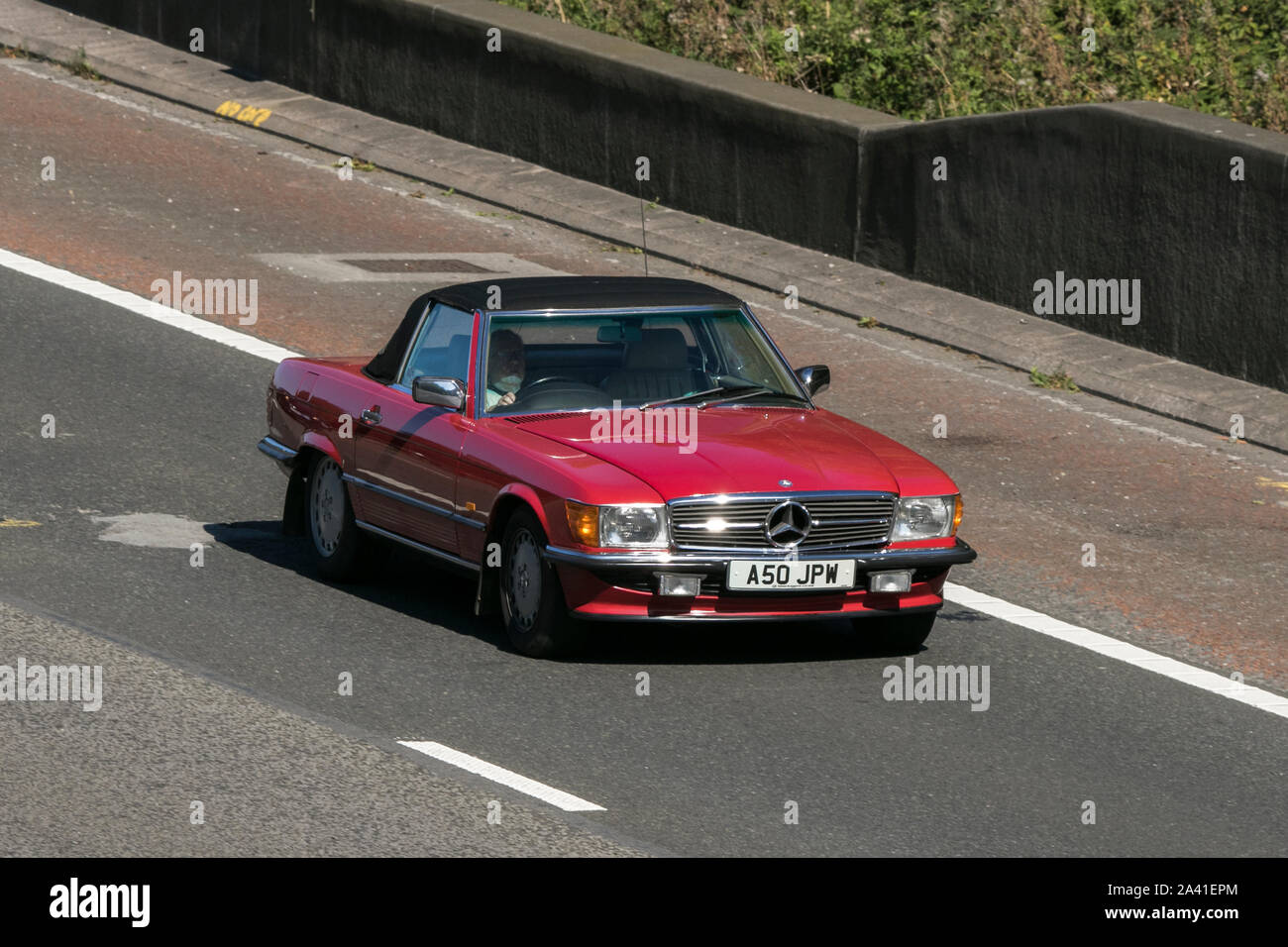 1987 rosso 300 Mercedes SL Auto; Viaggiare sulla autostrada M6 vicino a Preston nel Lancashire, Regno Unito Foto Stock