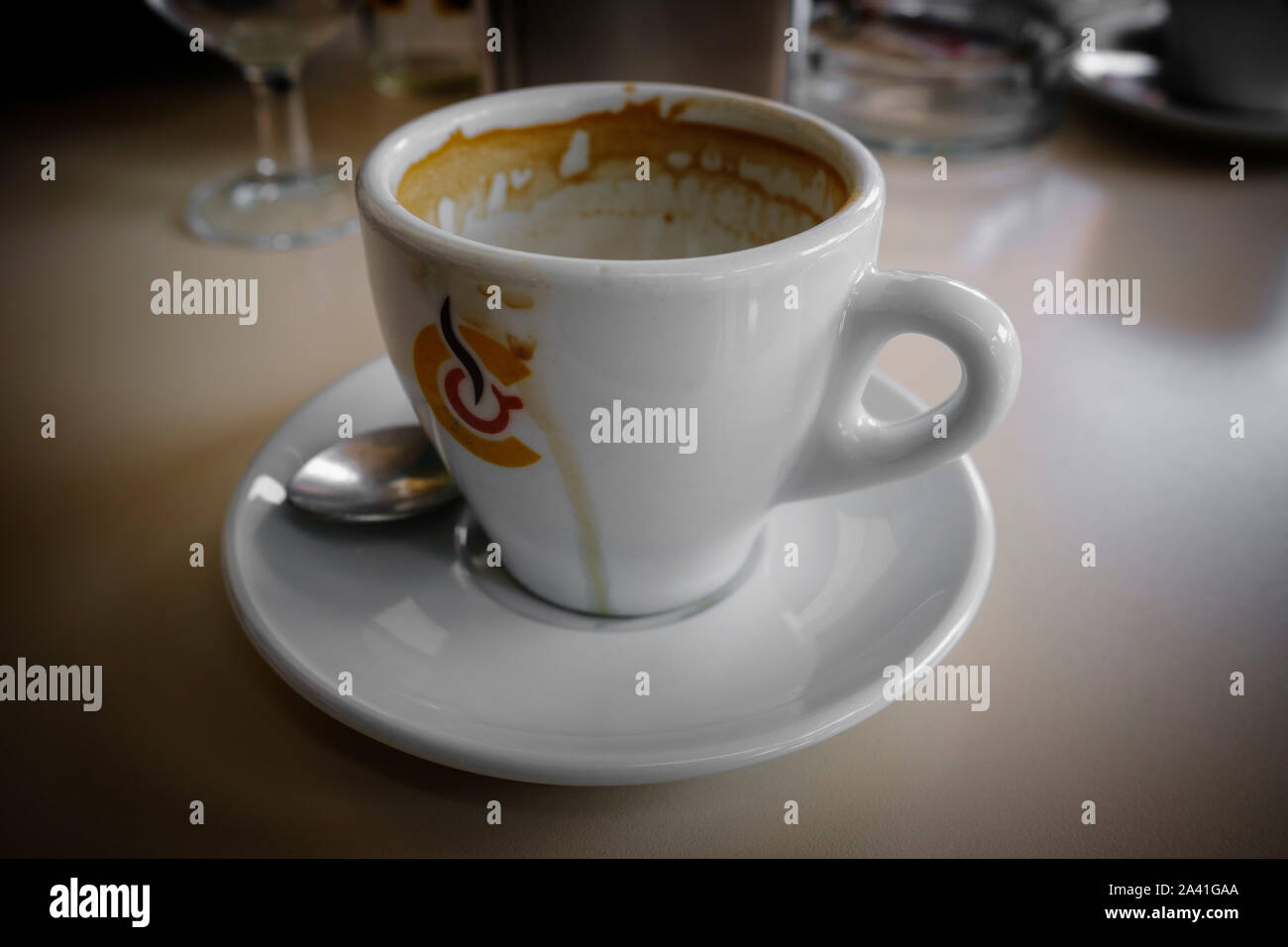 Svuotare tazza da caffè su un tavolo bar Foto Stock