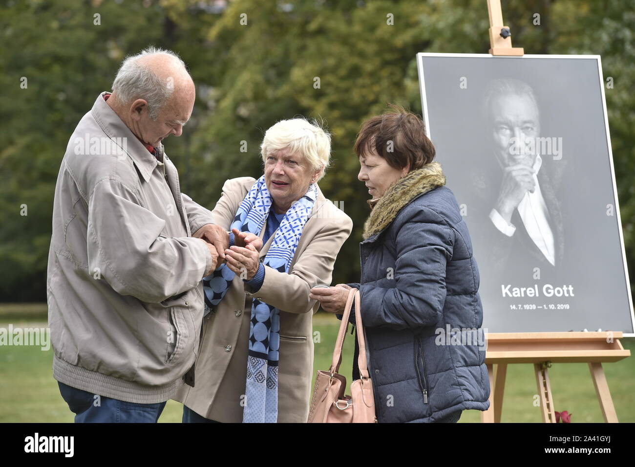 Il pubblico lutto cerimonia in onore del compianto ceca musica pop star Karel Gott iniziato nel Palazzo Zofin su un isola nel centro di Praga, a 08:00 di oggi, venerdì, 11 ottobre 2019. Centinaia di Gott è un fan sono stati in attesa sul terrapieno poiché la scorsa notte per pagare il loro ultimo omaggio al loro icona. Il Zofin Palace è vicino a 22:00. Tuttavia, gli orari di apertura può essere prolungato fino a mezzanotte nel caso di un elevato interesse. Inoltre, le persone possono dire il loro ultimo addio a Gott in Praga Kinsky Garden dove un altro luogo commemorativo (foto) sarà aperto, dopo un accordo con G Foto Stock