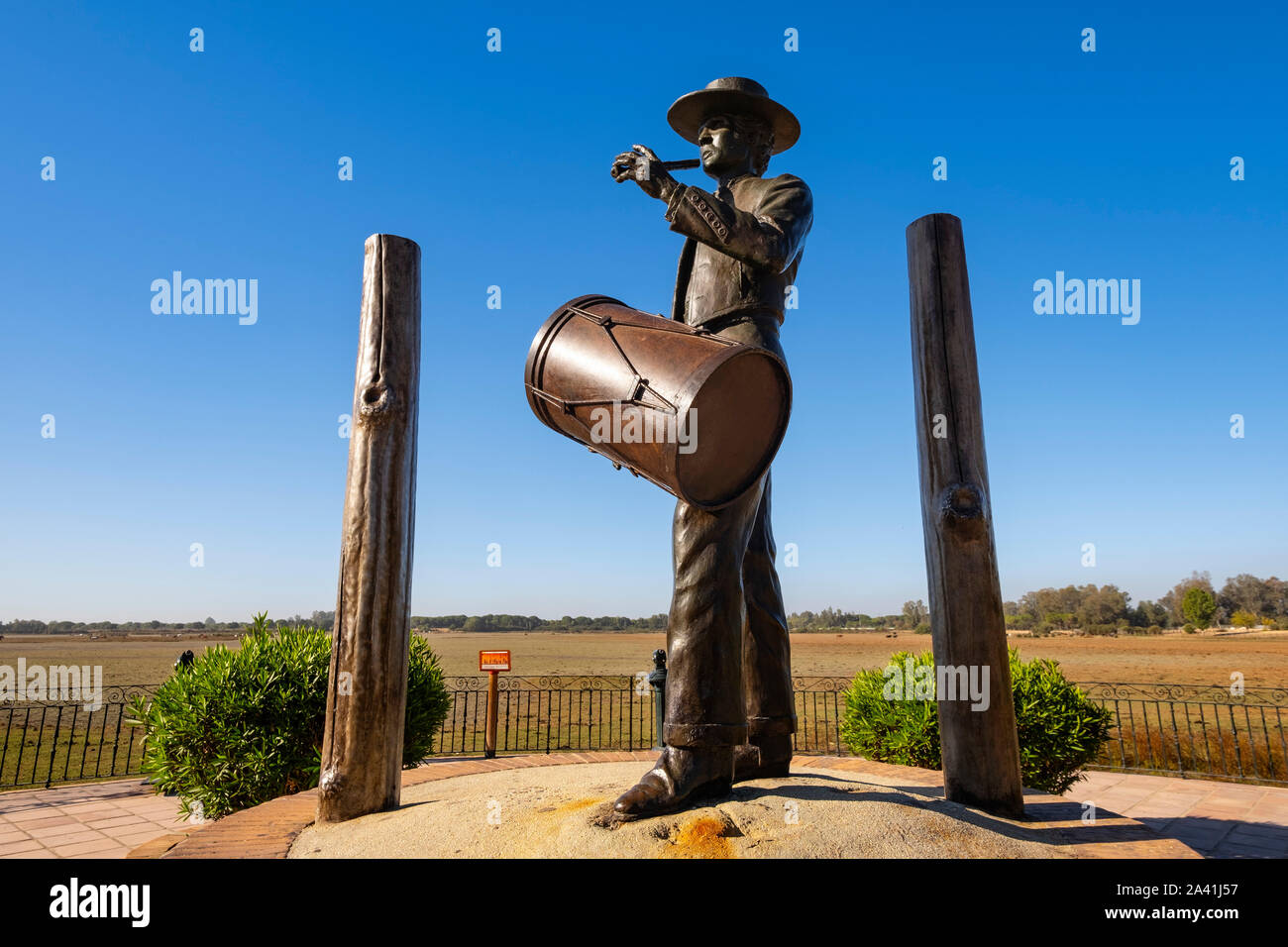 Monumento a tamburo nel rociero città di El Rocio. La provincia di Huelva. Southern Andalusia, Spagna. Europa Foto Stock
