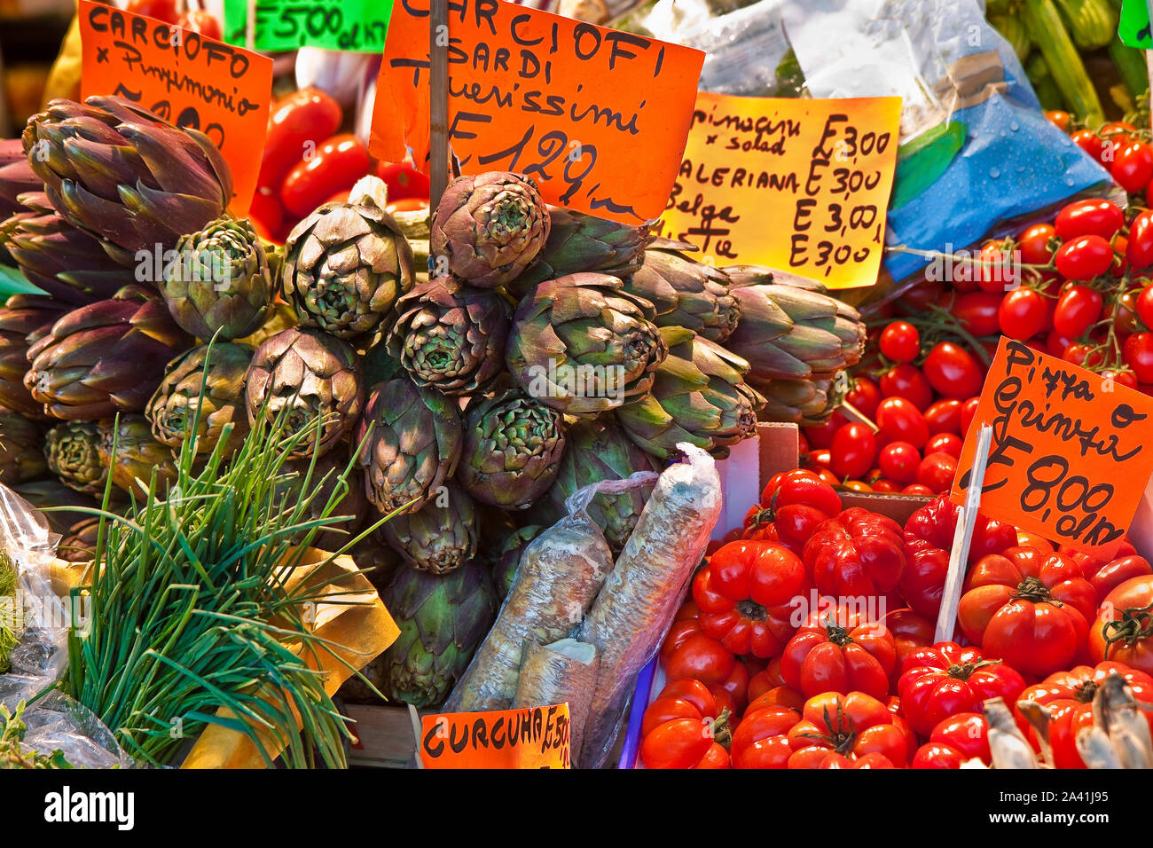 Verdure fresche in un mercato italiano. Foto Stock