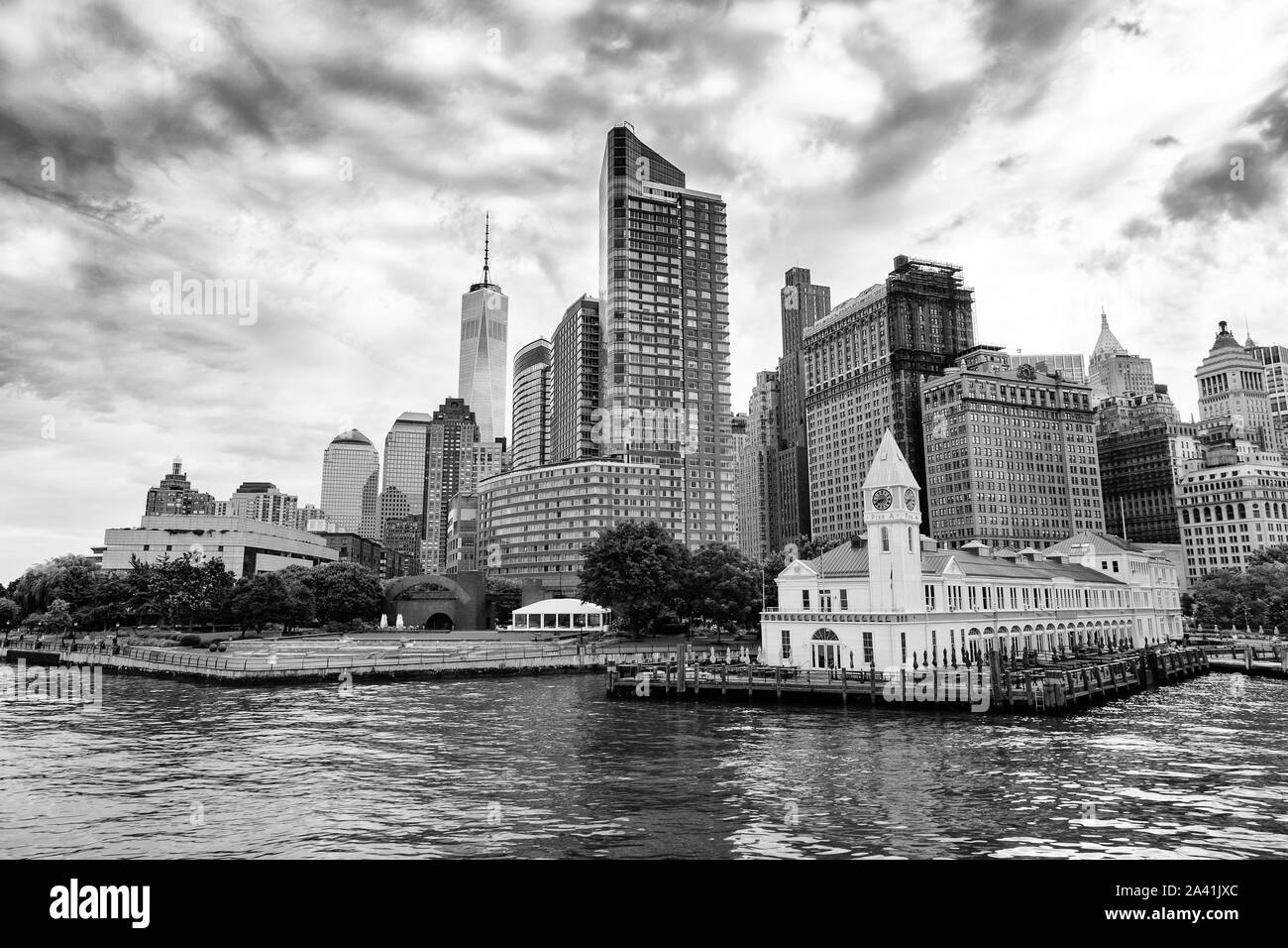 Il molo A e la parte inferiore di Manhattan edifici di New York City Foto Stock