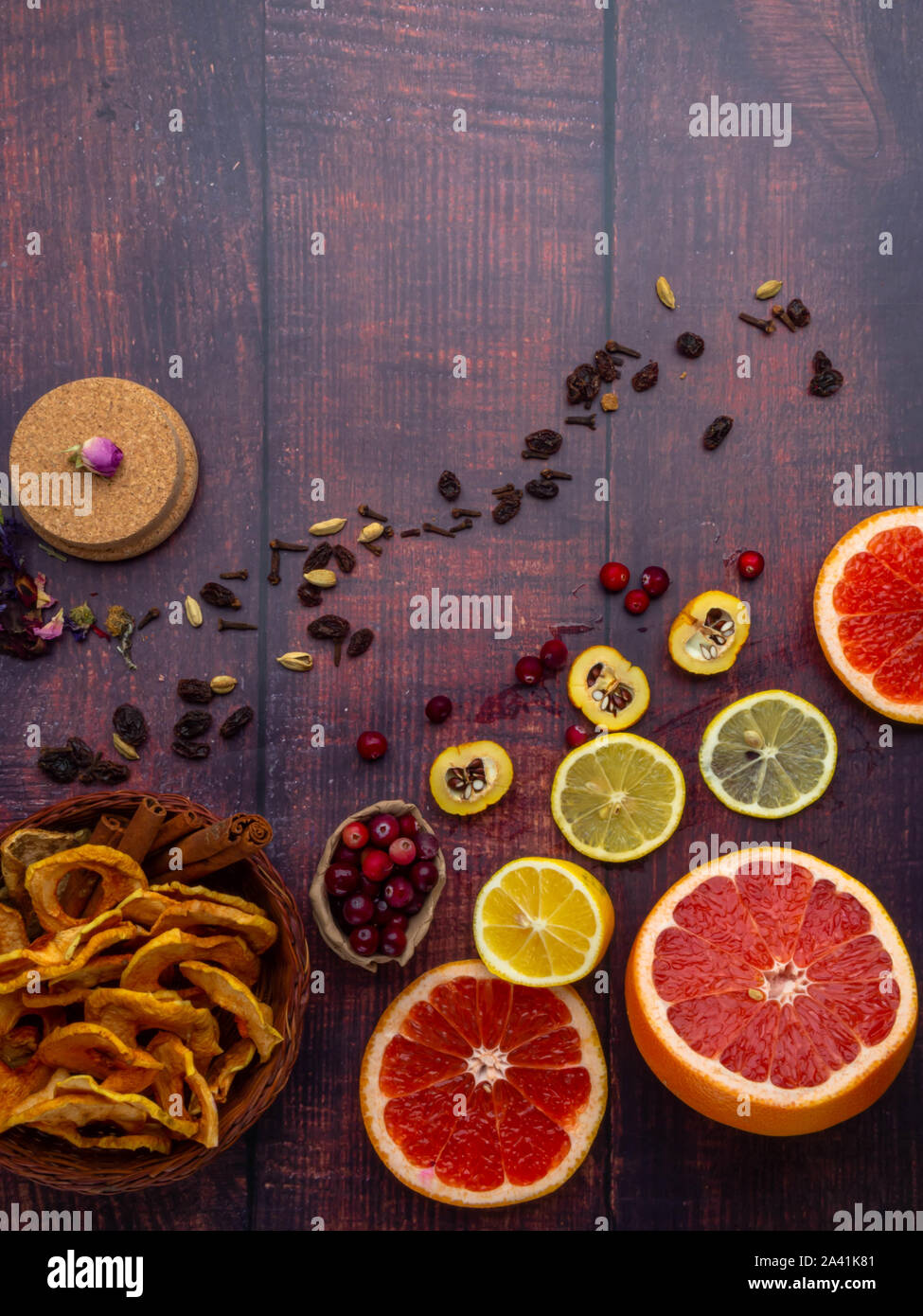 In autunno e in inverno ingredienti ancora in vita con pompelmi, limone,cydonia, Cranberries, erbe secche Mele, bastoncini di cannella e di spezie, uva passa su legno ba Foto Stock