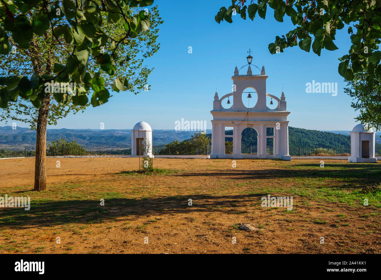 Campanile al Arias Montano rock, della Sierra de Aracena e Picos de Aroche parco naturale, Alajar. La provincia di Huelva. Southern Andalusia, Spagna. Europa Foto Stock