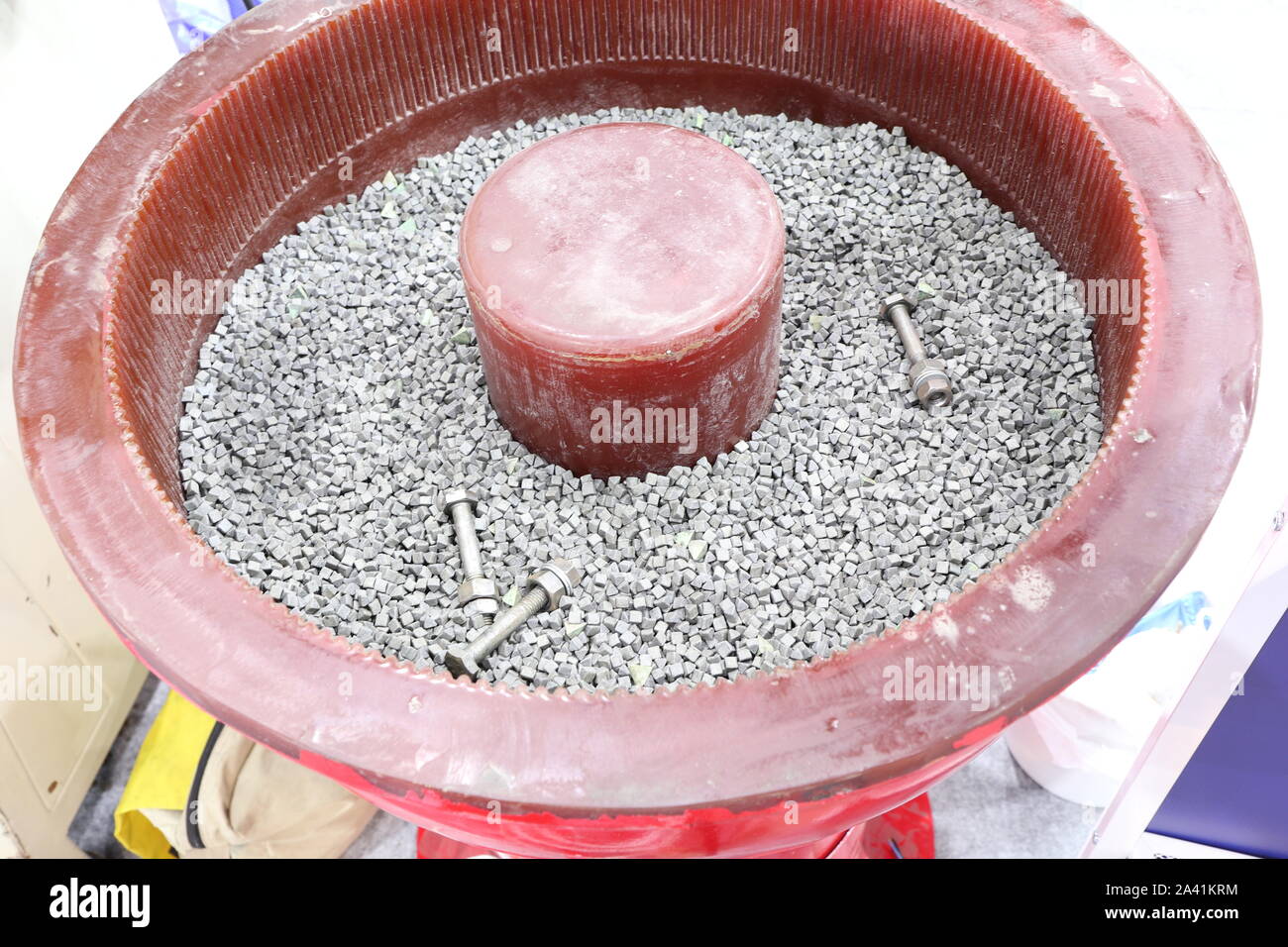 La finitura canna macchina :mezzi abrasivi, pezzi da lavorare, composto e acqua vengono caricati in barili a un certo rapporto e vengono messi in movimento in t Foto Stock