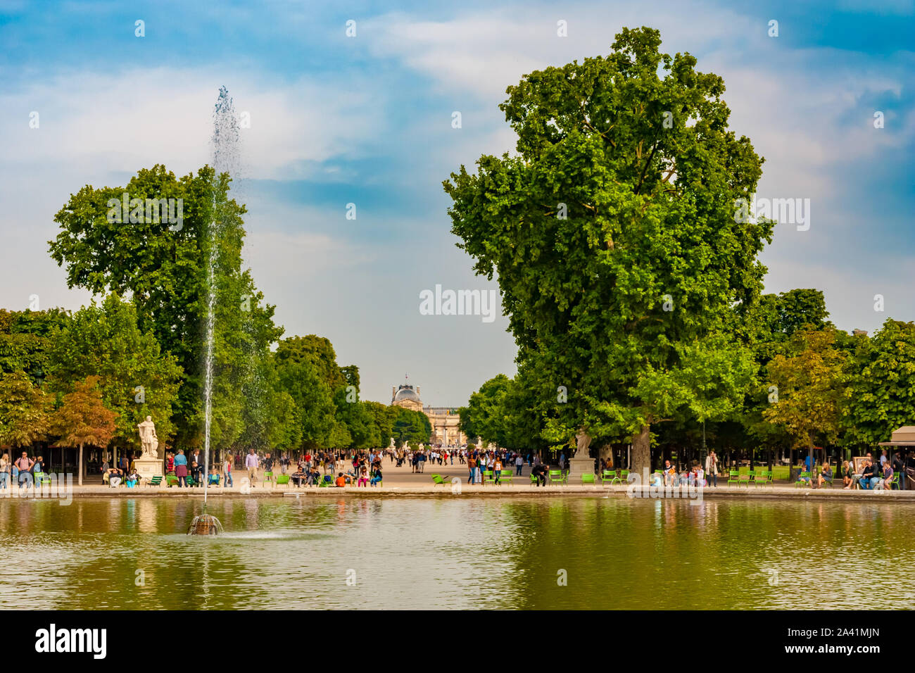 Bella vista ravvicinata del lago ottagonale "Bassin ottagonale' con fontana e sedie verde nel famoso Giardino delle Tuileries a Parigi. Il viale con due... Foto Stock