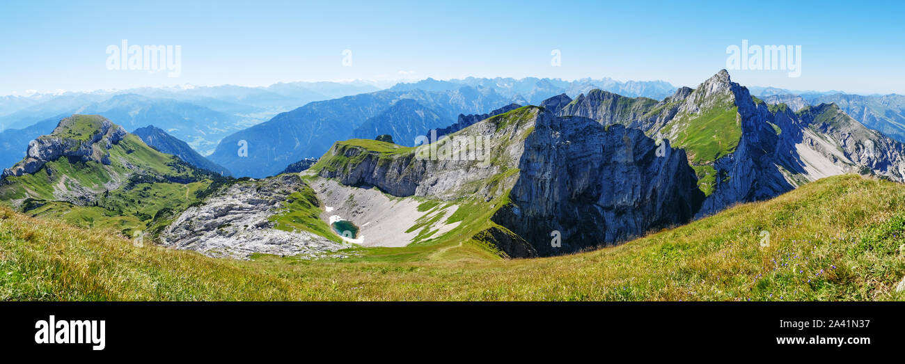 Montagne Rofan panorama sul lago Achensee 5 Gipfel via ferrata, dal picco Haidachstellwand sulla sinistra per Spieljoch e Hochiss sulla destra. Foto Stock