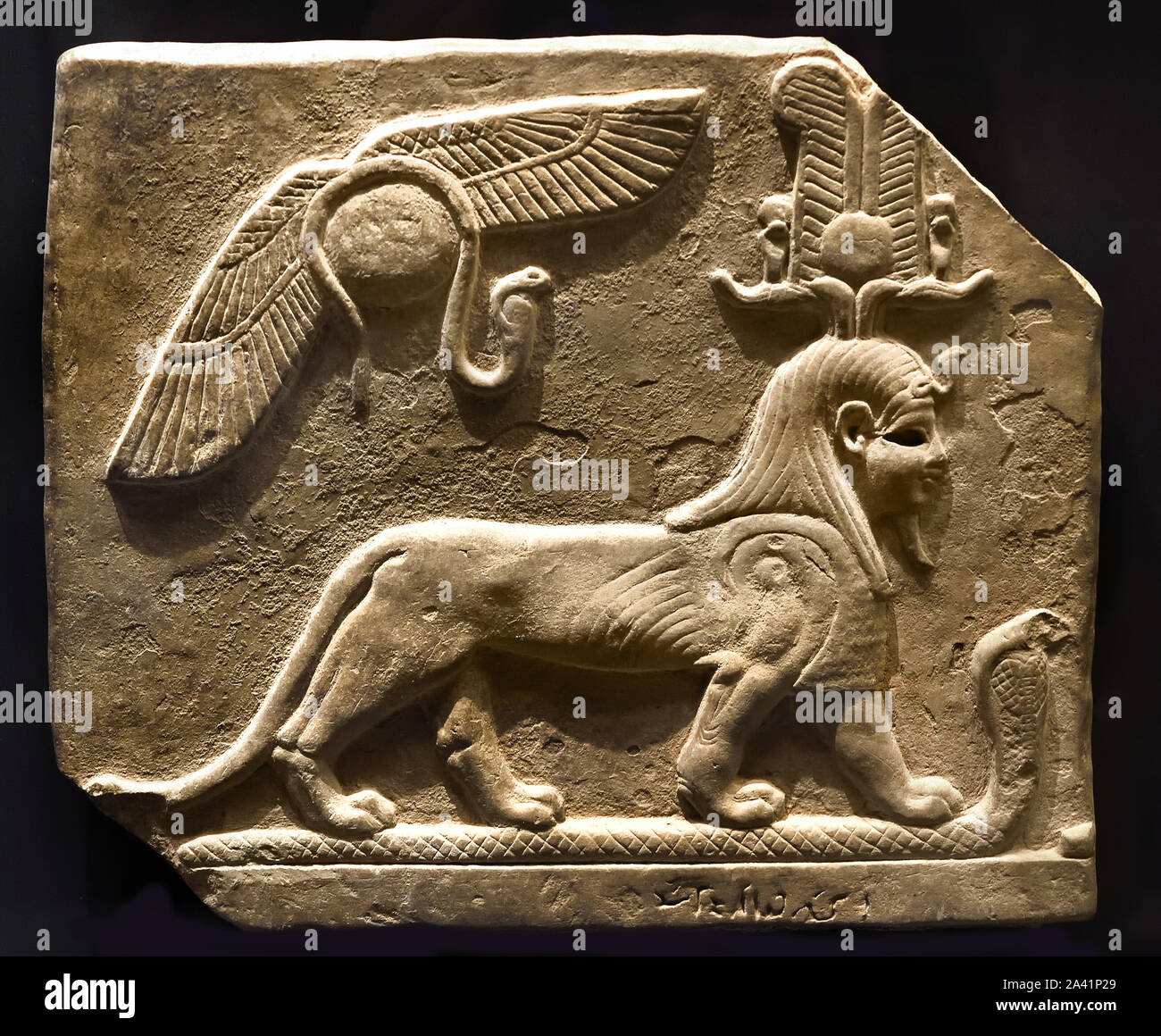 Il cane Toutou stomping un cobra IV - III secolo A.C. calcare ( Toutou è un Dio che combatte gli spiriti malvagi.) Egitto, egiziano. Foto Stock Il cane Toutou stomping un cobra IV - III secolo A.C. calcare ( Toutou è un Dio che combatte gli spiriti malvagi.) Egitto, egiziano. Foto Stock