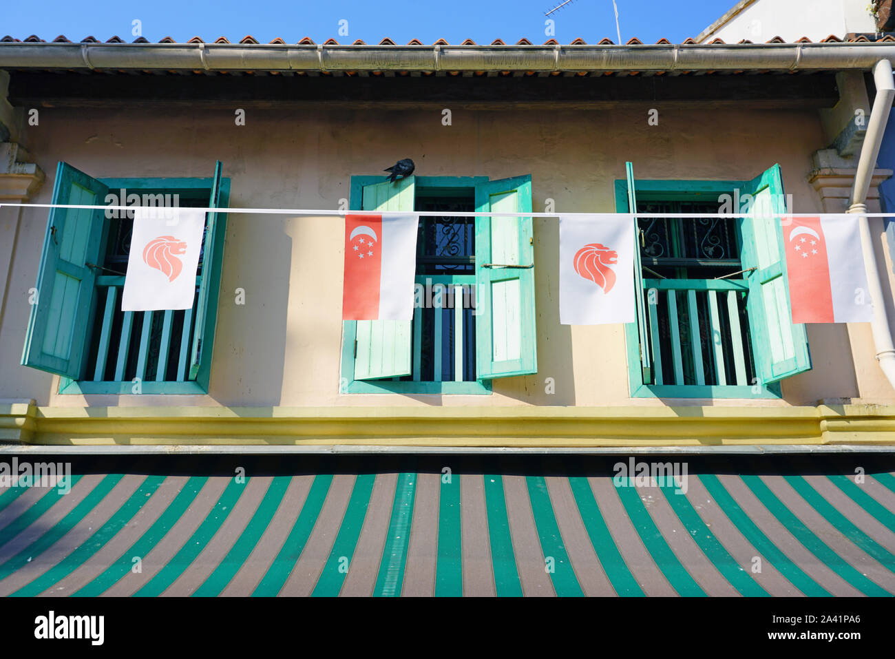 Finestre colorate sulle case di Peranakan di Singapore Foto Stock