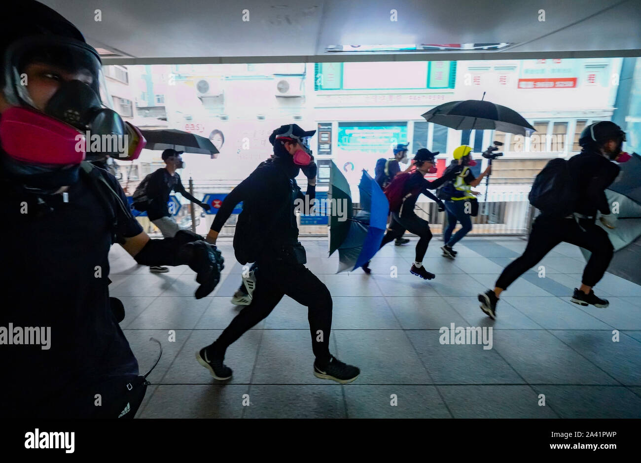 Il 29 settembre 2019. Wanchai., Hong Kong. Pro democrazia manifestanti carica verso Riot Police su overbridge pedonale nel Quartiere Wanchai di Hong Kong. Foto Stock