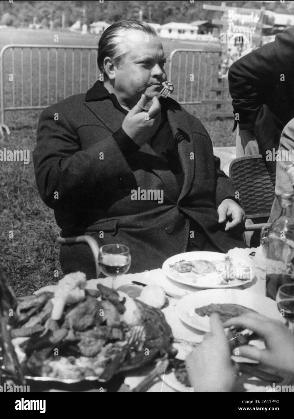 8 maggio 1966 - Cannes, Francia - il regista americano e attore Orson Welles gode di un pranzo in un party in giardino a Mandelieu. Welles aveva appena presentato il suo film "Suoni di avviso a mezzanotte' (Falstaff) al Cannes Film Festival. (Credito Immagine: © Keystone Press Agency/Keystone USA via ZUMAPRESS.com) Foto Stock