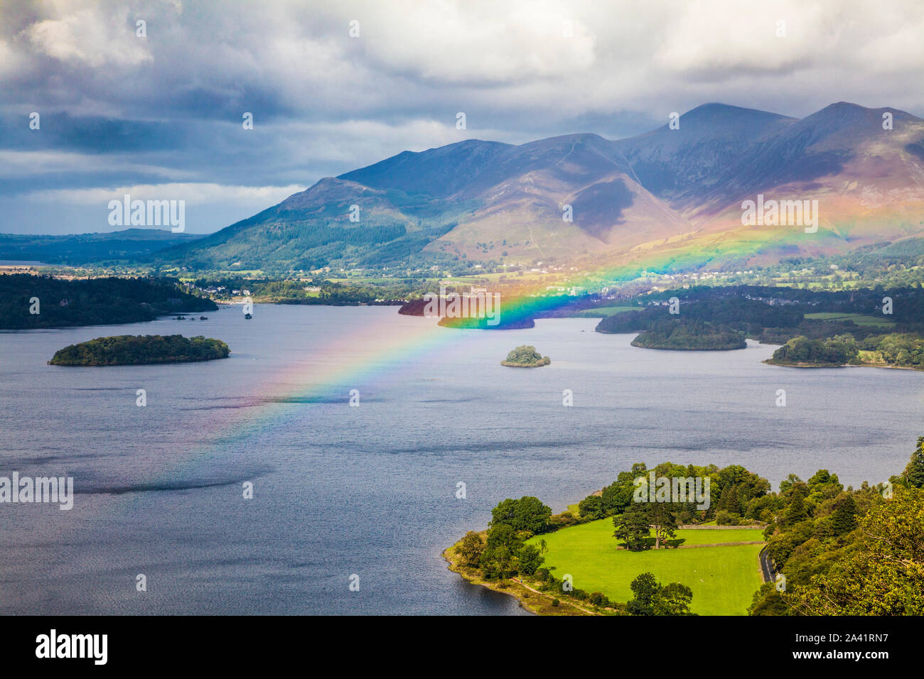 Un arcobaleno su Derwent Water preso dalla sorpresa vista. Foto Stock
