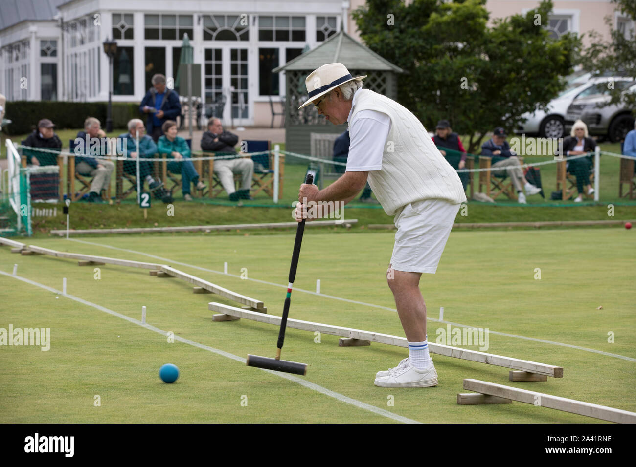 Chris Roberts a Phyllis Corte V Nottingham nella Nazionale di Golf Croquet Inter-Club finale di campionato a Phyllis Corte Club, Henley on Thames, Regno Unito Foto Stock