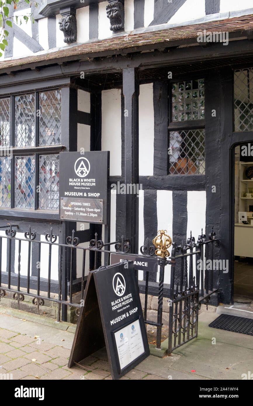 Intorno alla città di Hereford, in Herefordshire, UK. Entrata al bianco e nero museo. Foto Stock