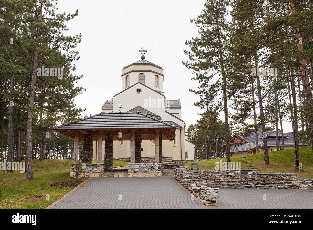 Chiesa di Santo Trasfigurazione tra alberi di pino sulla bellissima montagna Zlatibor in Serbia Foto Stock