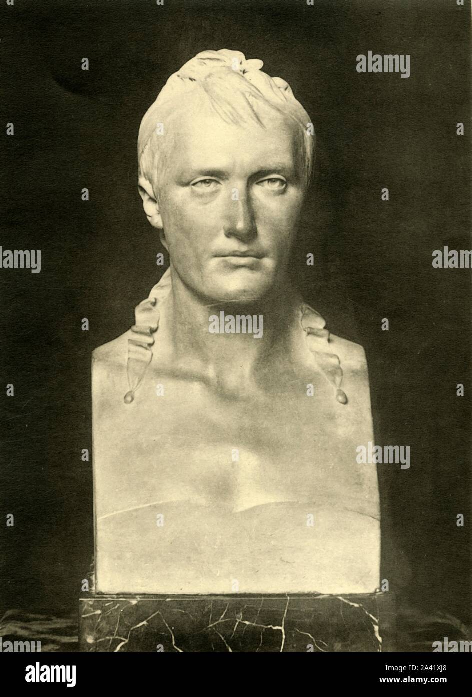 Busto di Napoleone, 1806, (1921). Ritratto di terracotta busto di Napoleone Bonaparte (1769-1821), realizzato da Jean-Antoine Houdon. Da "Napoleone", da Raymond Guyot, [H. Farinosa, Paris, 1921] Foto Stock