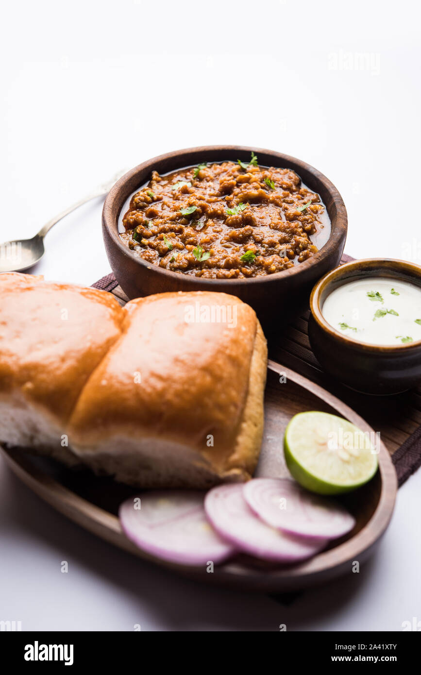 Kheema / keema Pav o Khima Paav è un curry piccante piatto a base di pollo tritato o agnello cotto con cipolla, pomodori, servita con ciambelle. focu selettiva Foto Stock