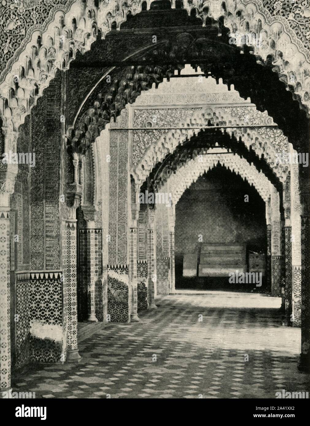 "Sala della Giustizia", 1907. La decorazione interna del palazzo della Alhambra di Granada, Spagna, che principalmente risale al XIV secolo. Da "L'Alhambra: essendo una breve registrazione della conquista araba della penisola con un conto in particolare del Mohammedan Architettura e decorazione" da Albert F. Calvert. [John Lane, Londra &AMP; New York, 1907] Foto Stock