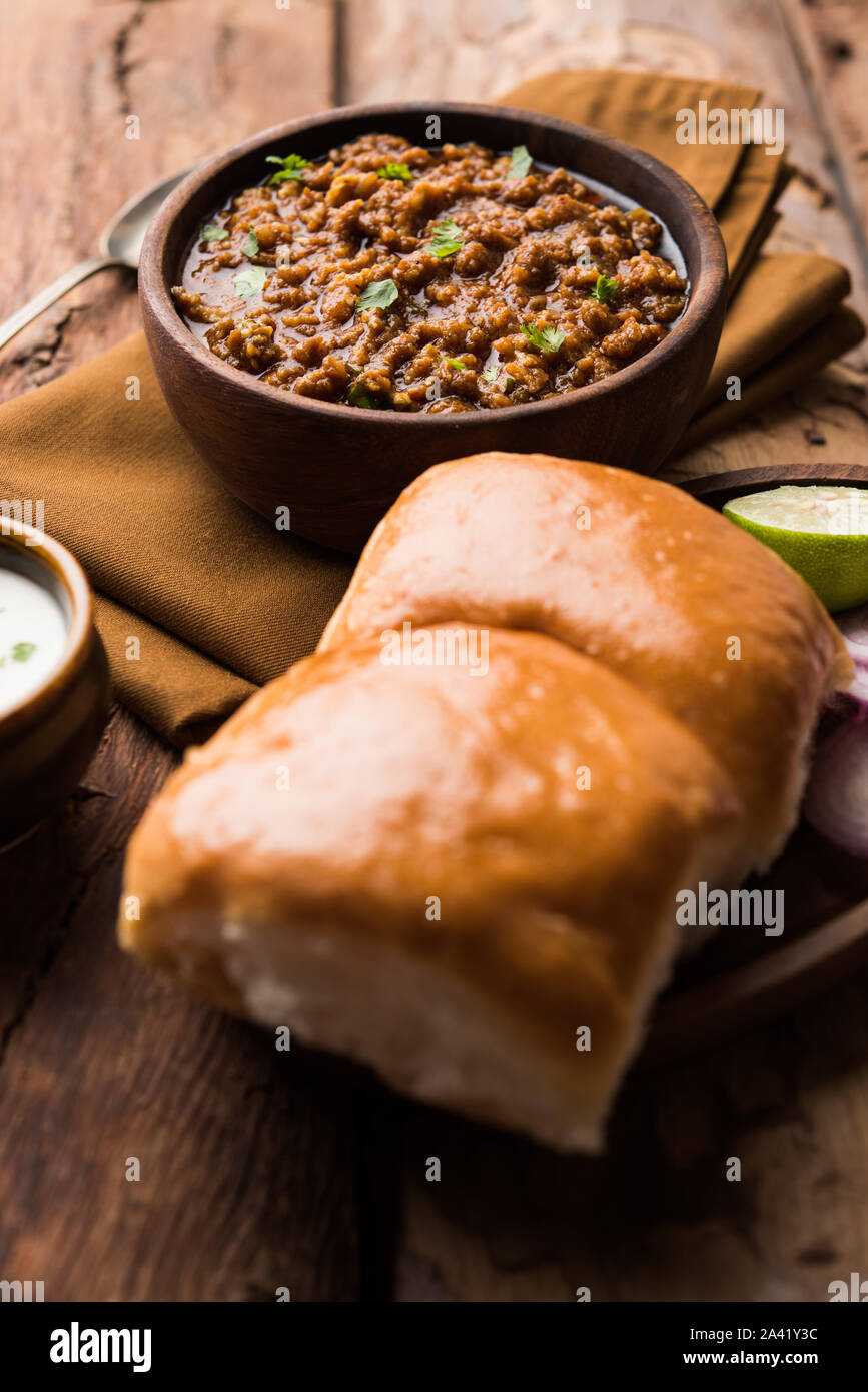 Kheema / keema Pav o Khima Paav è un curry piccante piatto a base di pollo tritato o agnello cotto con cipolla, pomodori, servita con ciambelle. focu selettiva Foto Stock