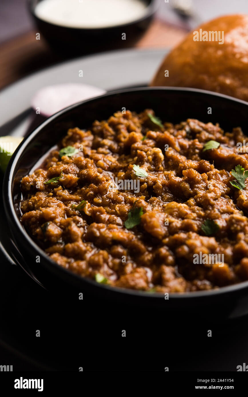 Kheema / keema Pav o Khima Paav è un curry piccante piatto a base di pollo tritato o agnello cotto con cipolla, pomodori, servita con ciambelle. focu selettiva Foto Stock