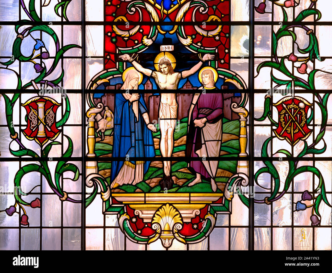 London, England Regno Unito. Chiesa di St Lawrence Jewry - finestra di vetro colorato. La Crocifissione Foto Stock