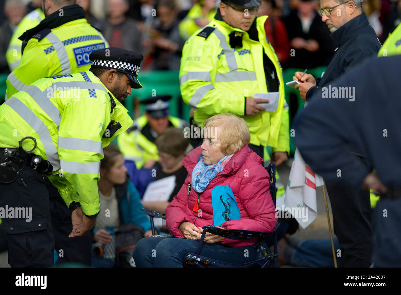 Londra, Regno Unito. La Metropolitan Police degli ufficiali di polizia di estinzione di una ribellione protesta in Westminster, Ottobre 2019 Foto Stock