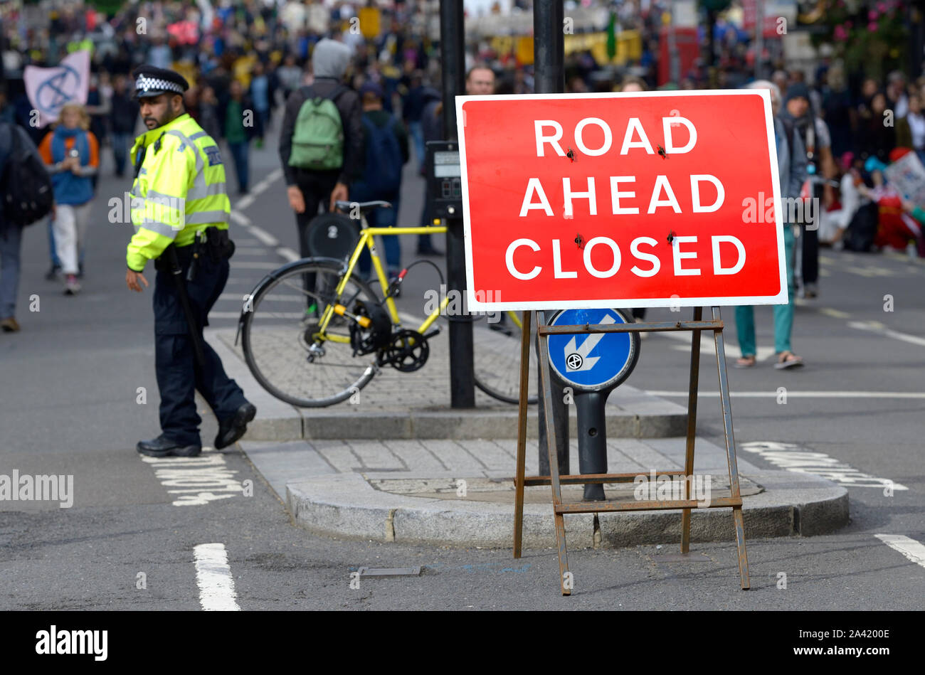 Londra, Regno Unito. Strada chiusa nel segno di Whitehall durante una ribellione di estinzione di protesta, Ottobre 2019 Foto Stock