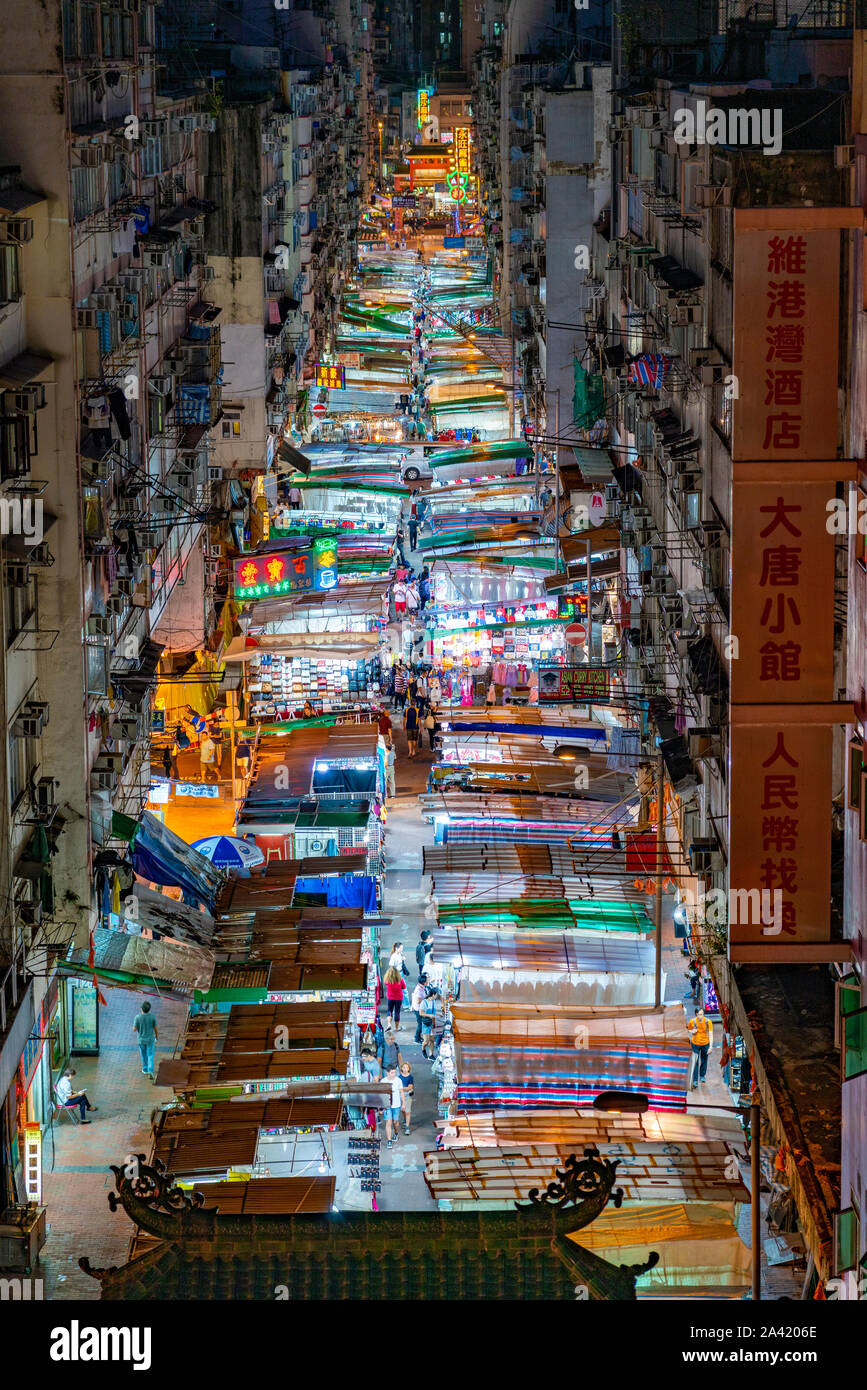Vista notturna del famoso il Mercato Notturno di Temple Street, Kowloon, Hong Kong. Foto Stock