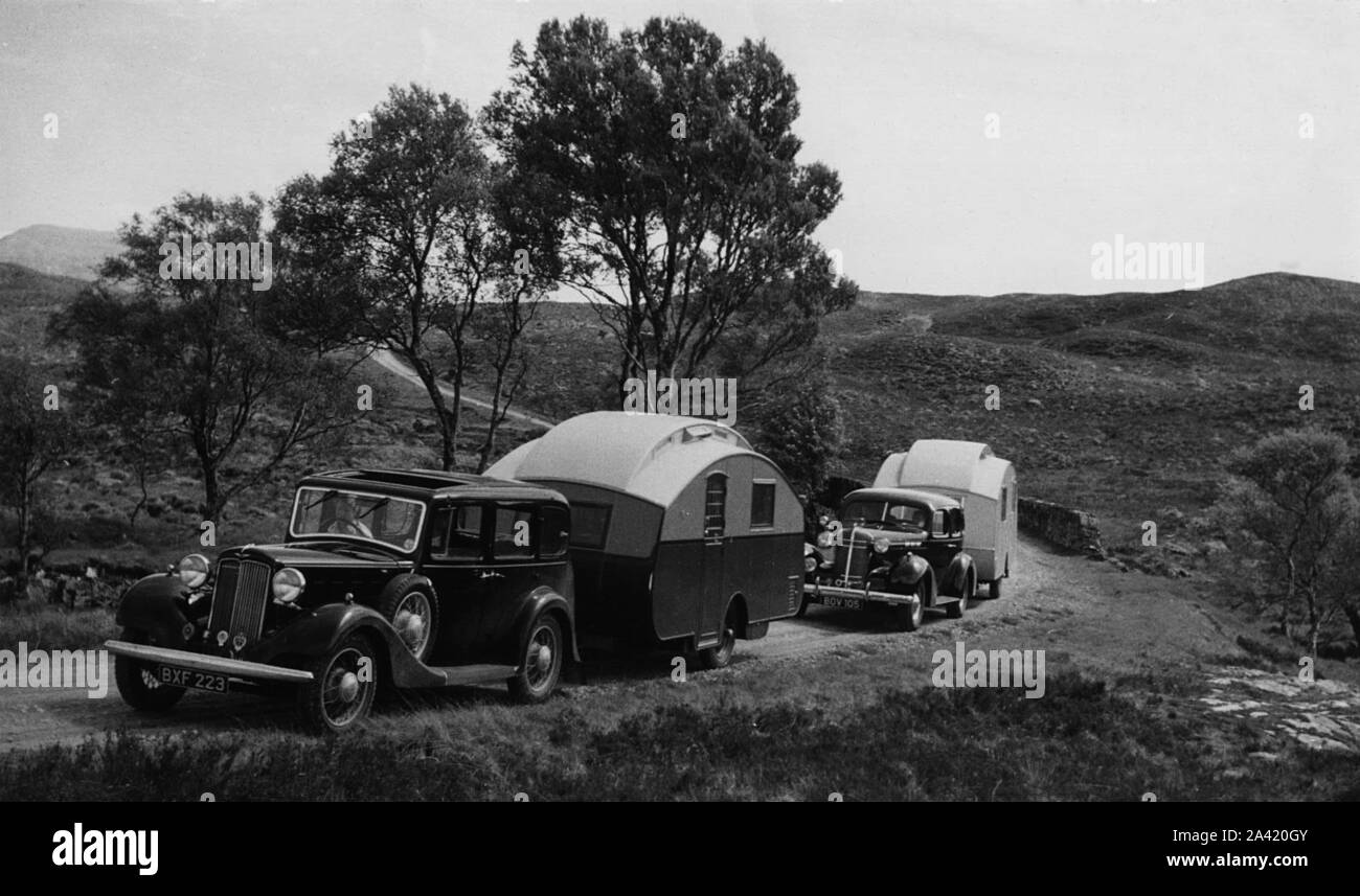 1936 Austin venti con roulotte e 1936 Oldsmobile otto con roulotte. Foto Stock