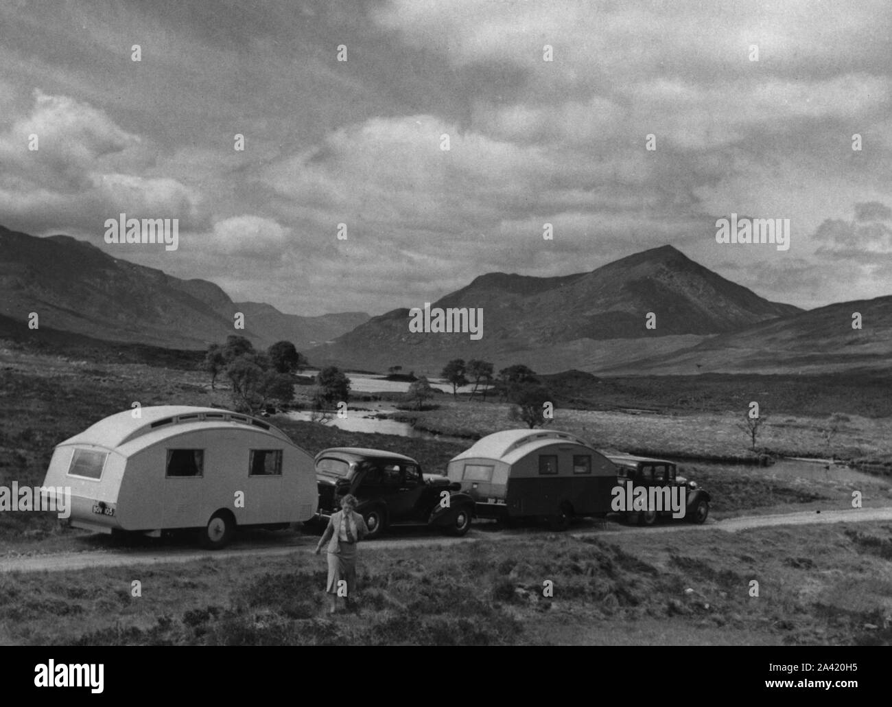 1936 Austin venti con roulotte e 1936 Oldsmobile otto con roulotte. Foto Stock