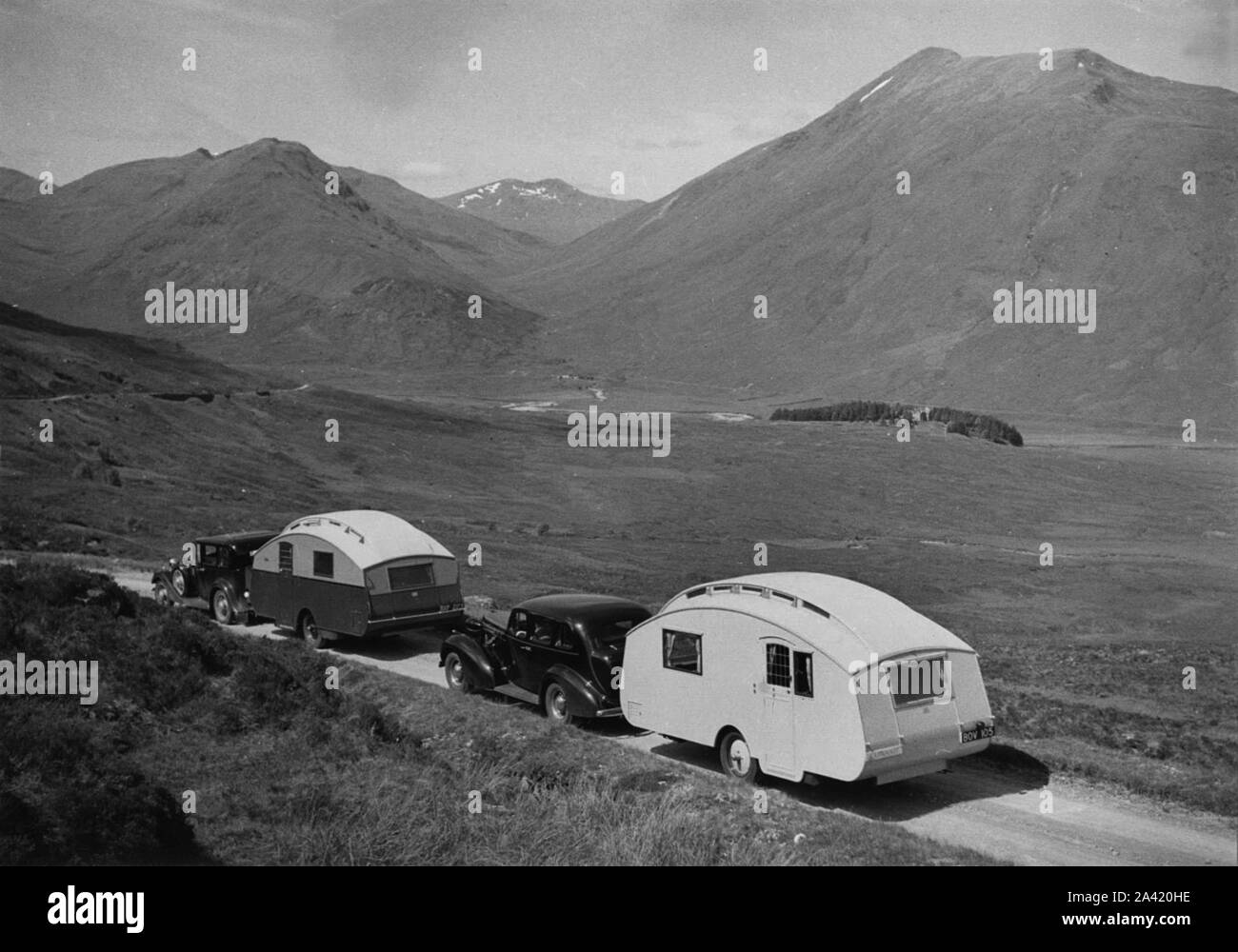 1936 Austin venti con roulotte e 1936 Oldsmobile otto con roulotte. Foto Stock
