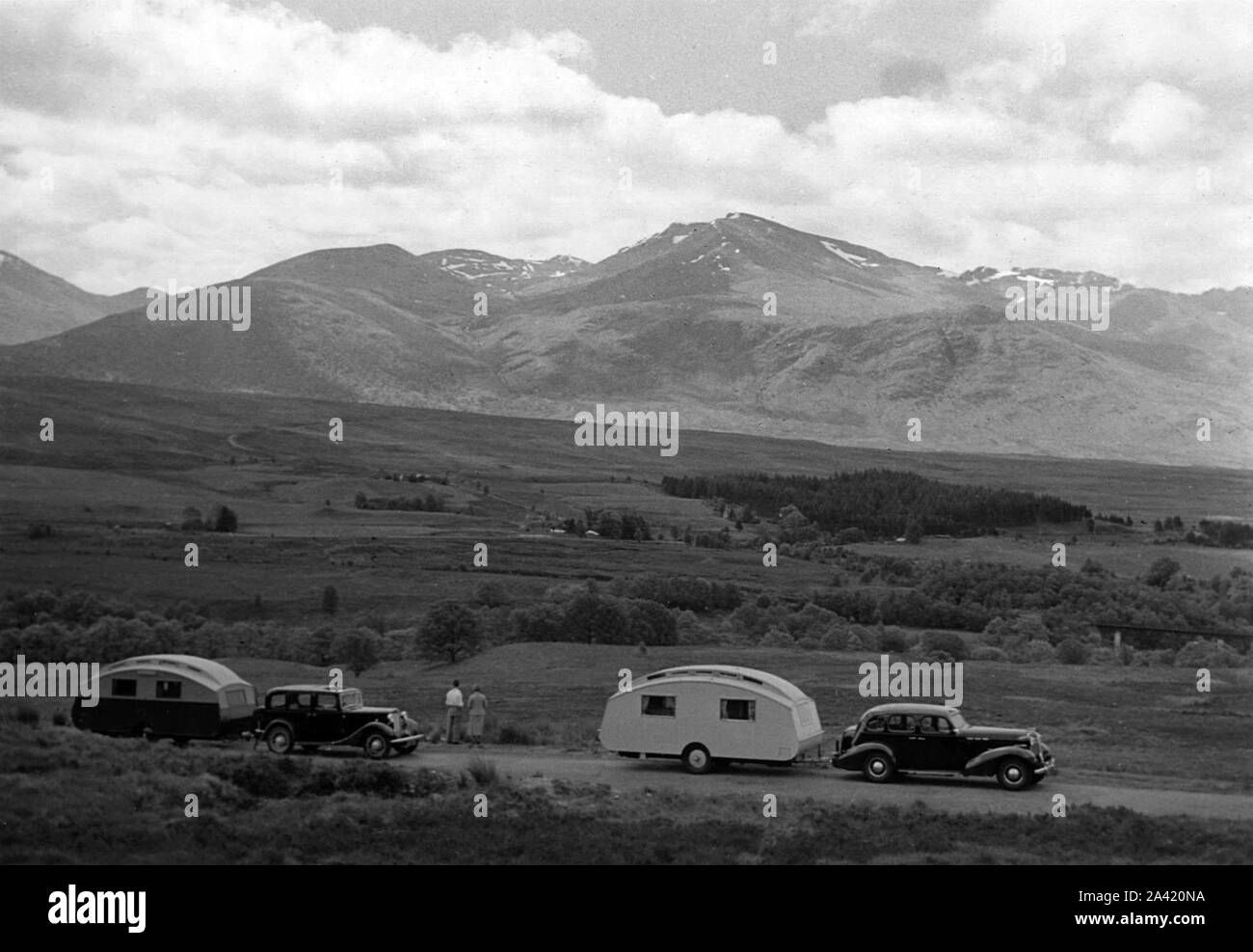 1936 Austin venti con roulotte e 1936 Oldsmobile otto con roulotte. Foto Stock