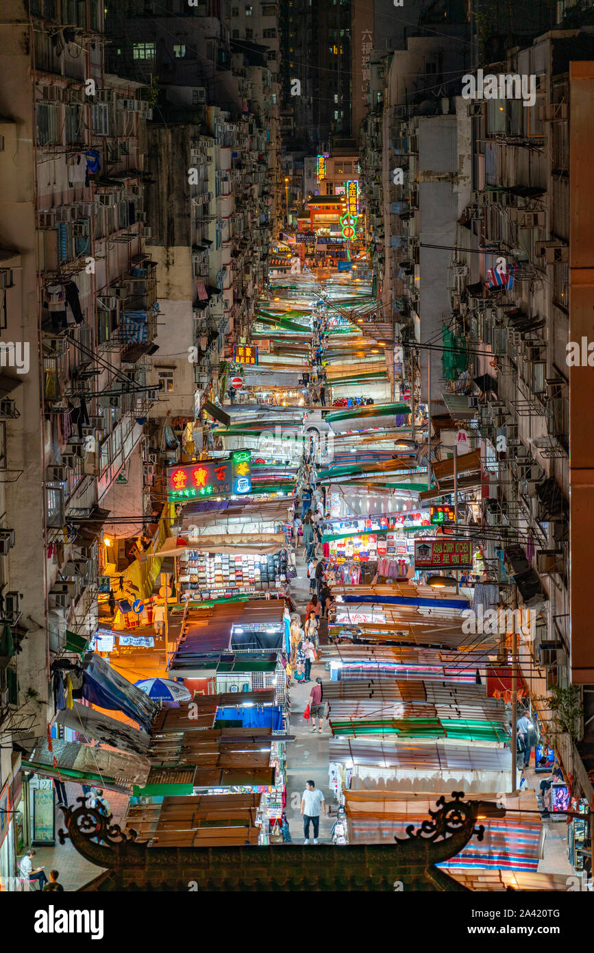 Vista notturna del famoso il Mercato Notturno di Temple Street, Kowloon, Hong Kong. Foto Stock